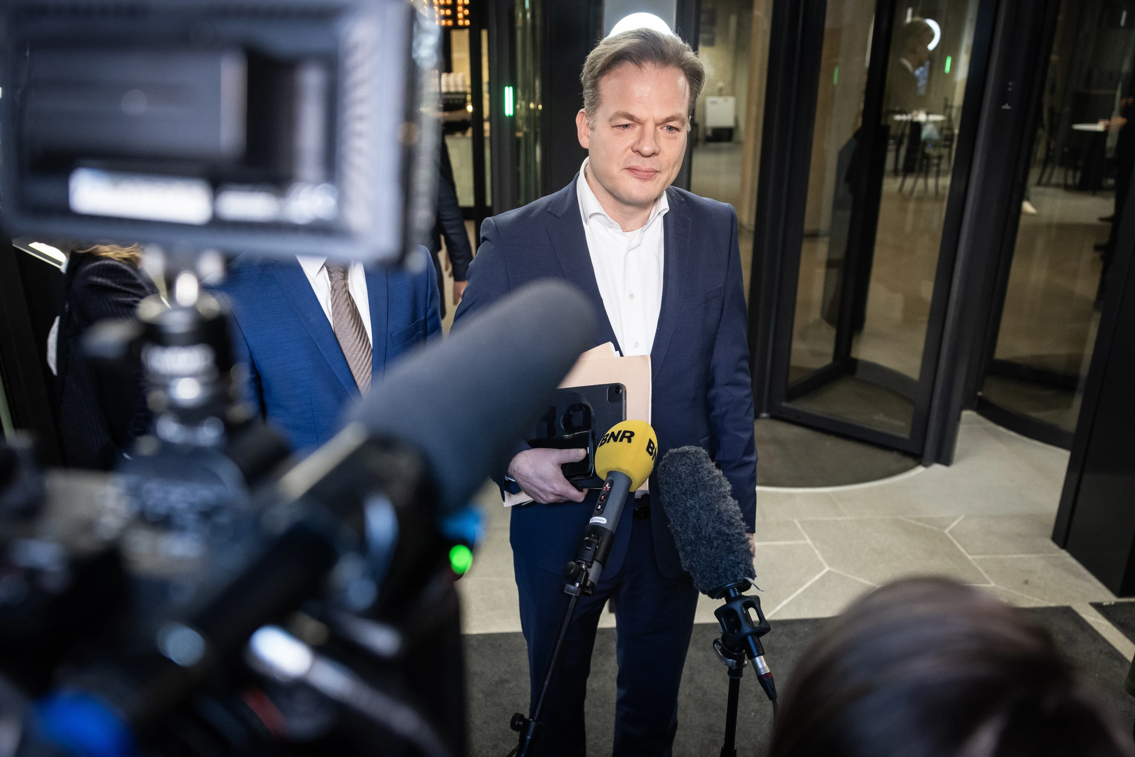 Omtzigt wil journalisten minder te woord staan: 'Vier keer per dag langs een touwtje lopen'