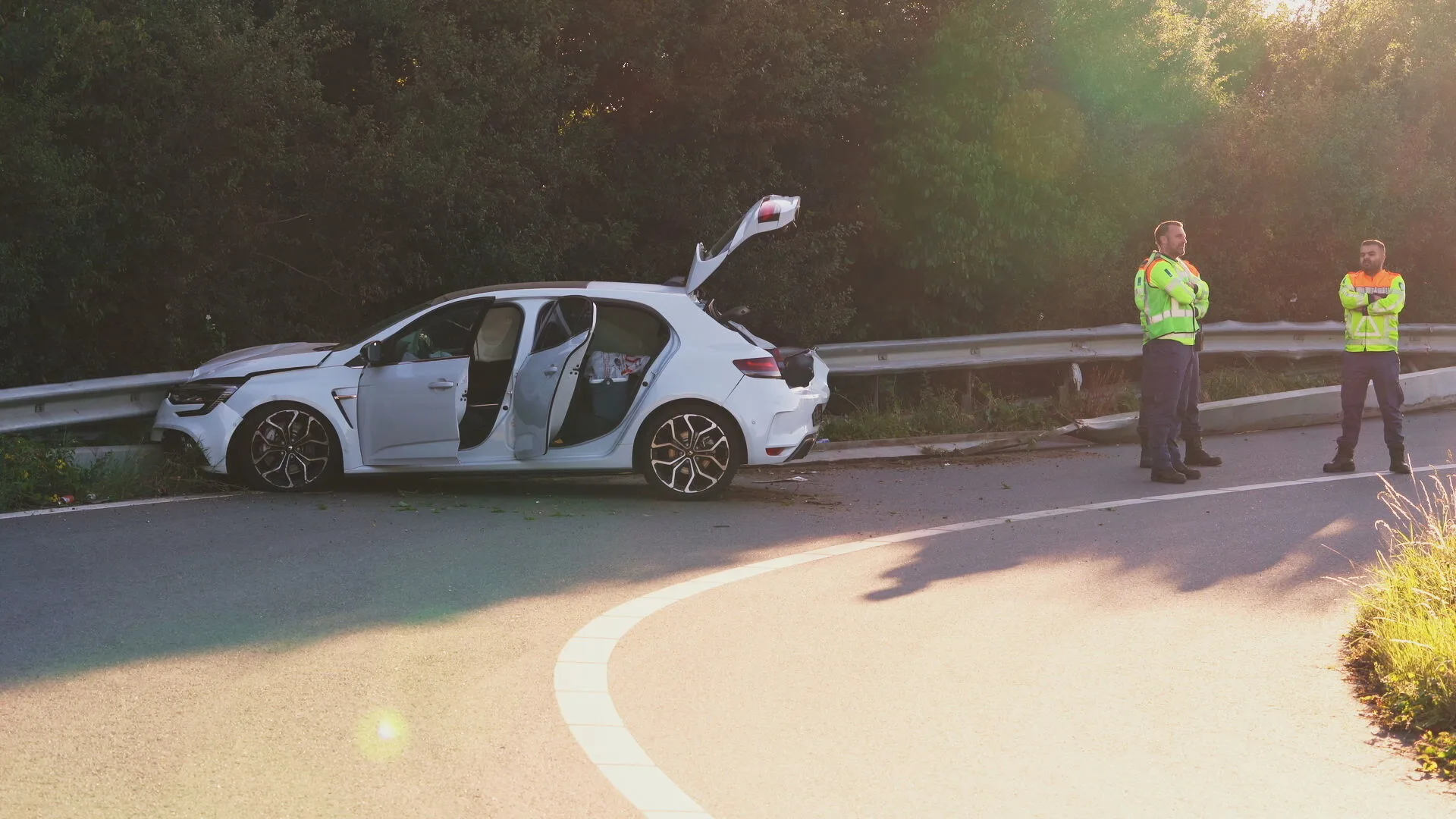 Spookrijdende auto crasht na politieachtervolging op A27, twee inzittenden gewond