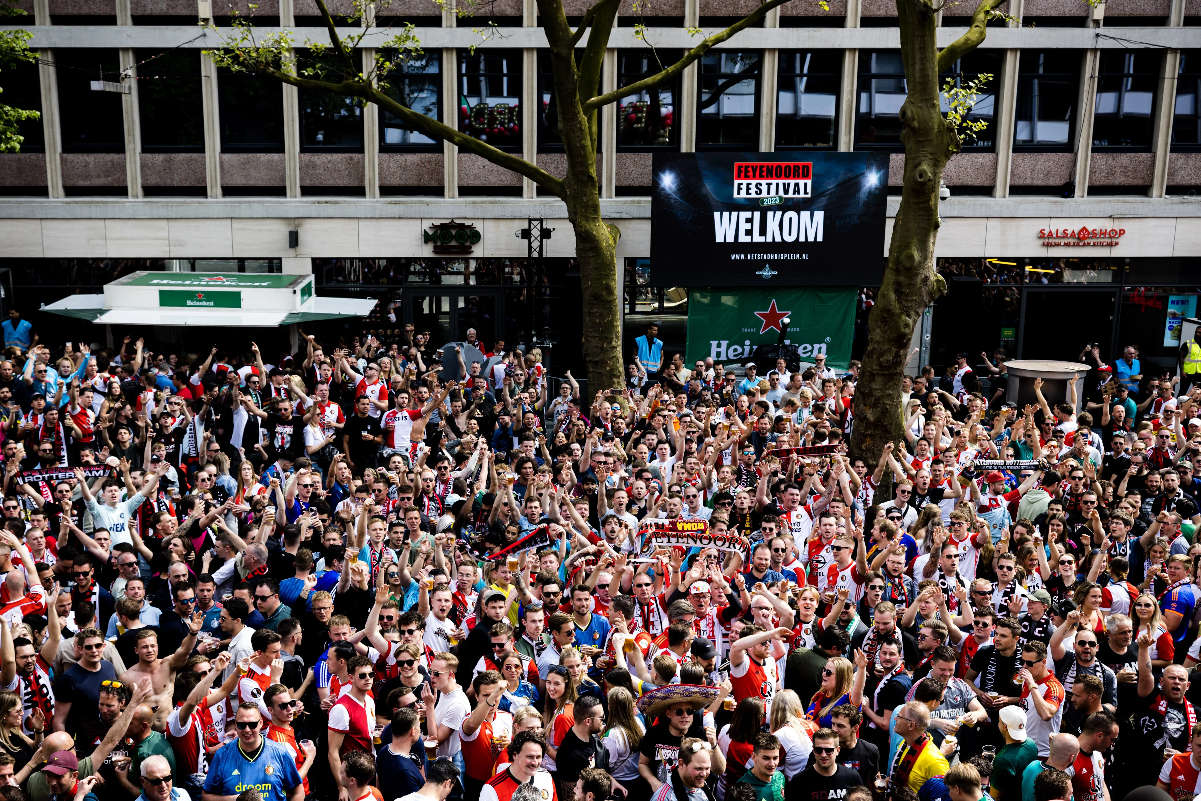Stadhuisplein overvol met Feyenoordfans, gemeente roept op niet meer te komen