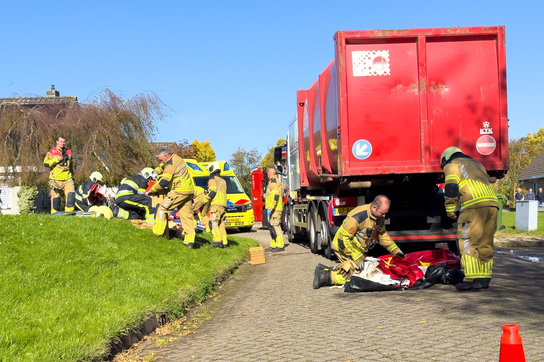 Man overreden door vuilniswagen in IJlst