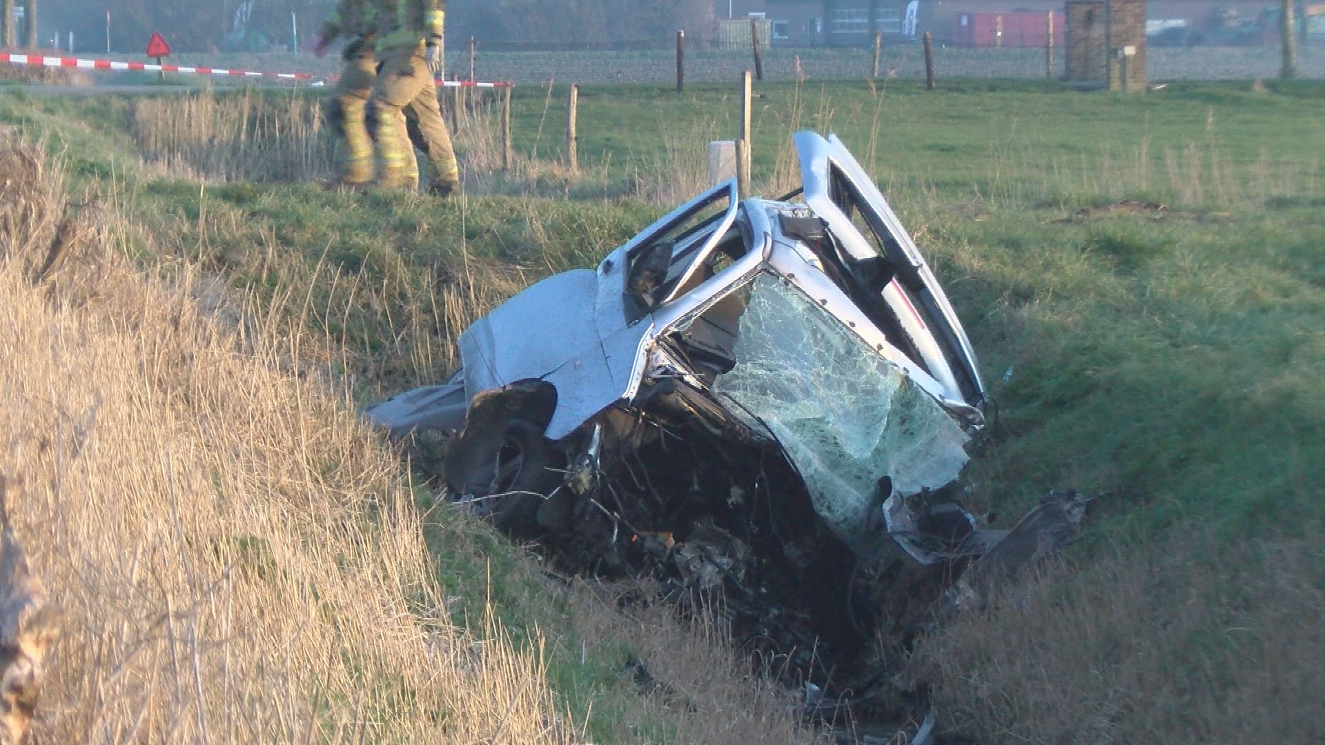 Man (36) overleden na harde crash tegen boom bij Kerkwerve