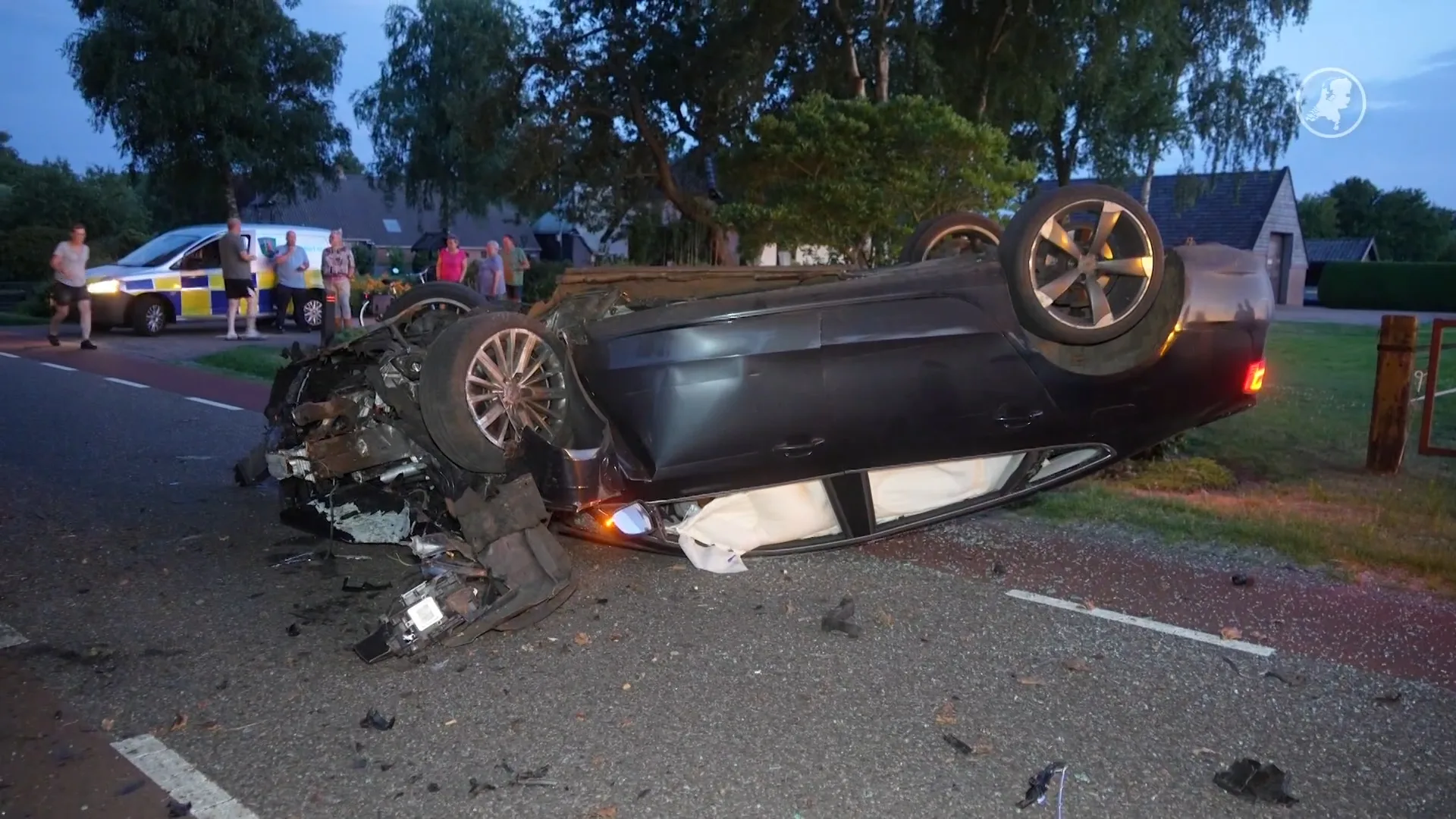Auto over de kop in Dedemsvaart, bestuurder voortvluchtig