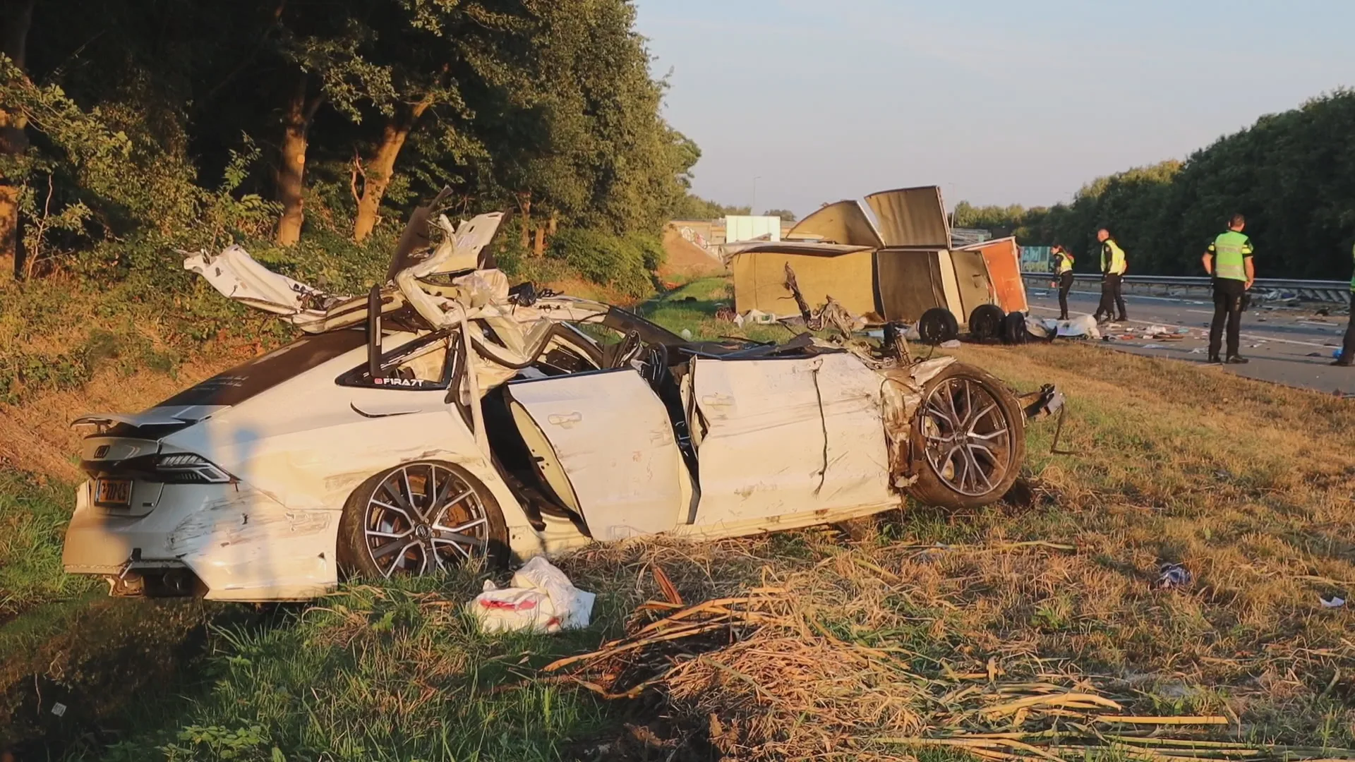 Zwaar ongeval op A35 bij Enschede, auto knalt op busje met aanhangwagen