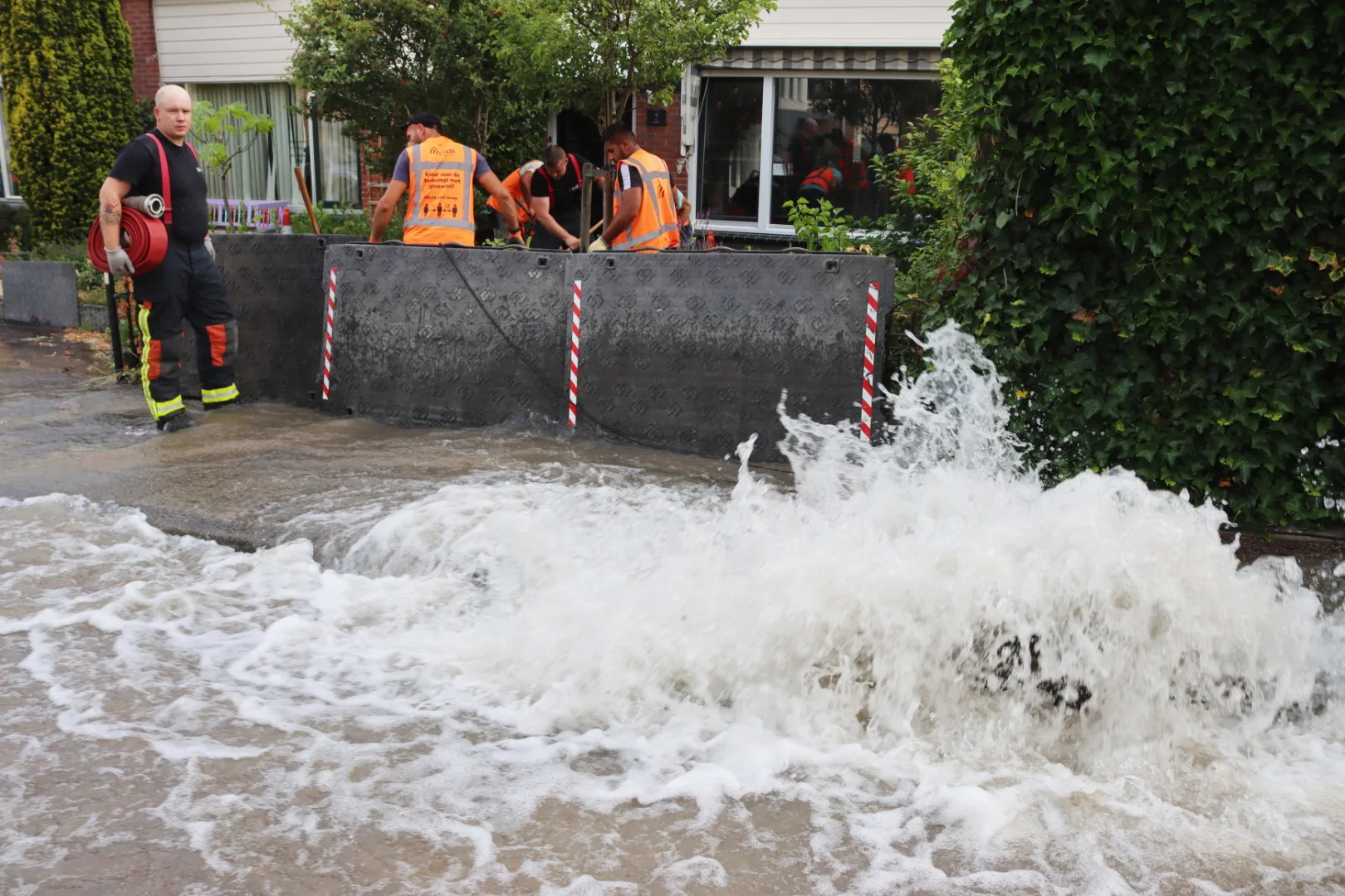 Waterballet in Noordwijkerhout: straten blank door gesprongen leiding