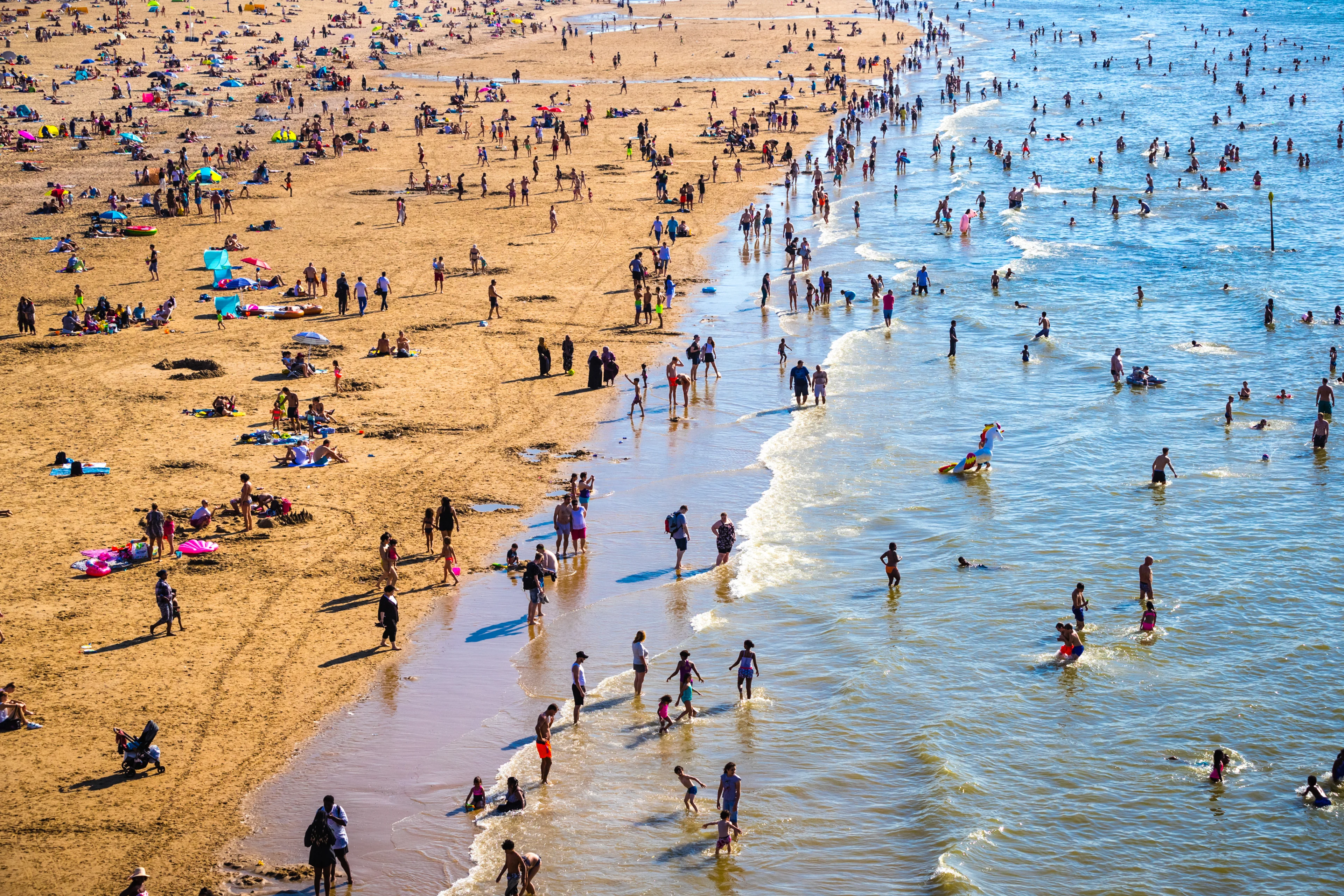 Scheveningen hijst rode vlag, tientallen mensen uit zee gered