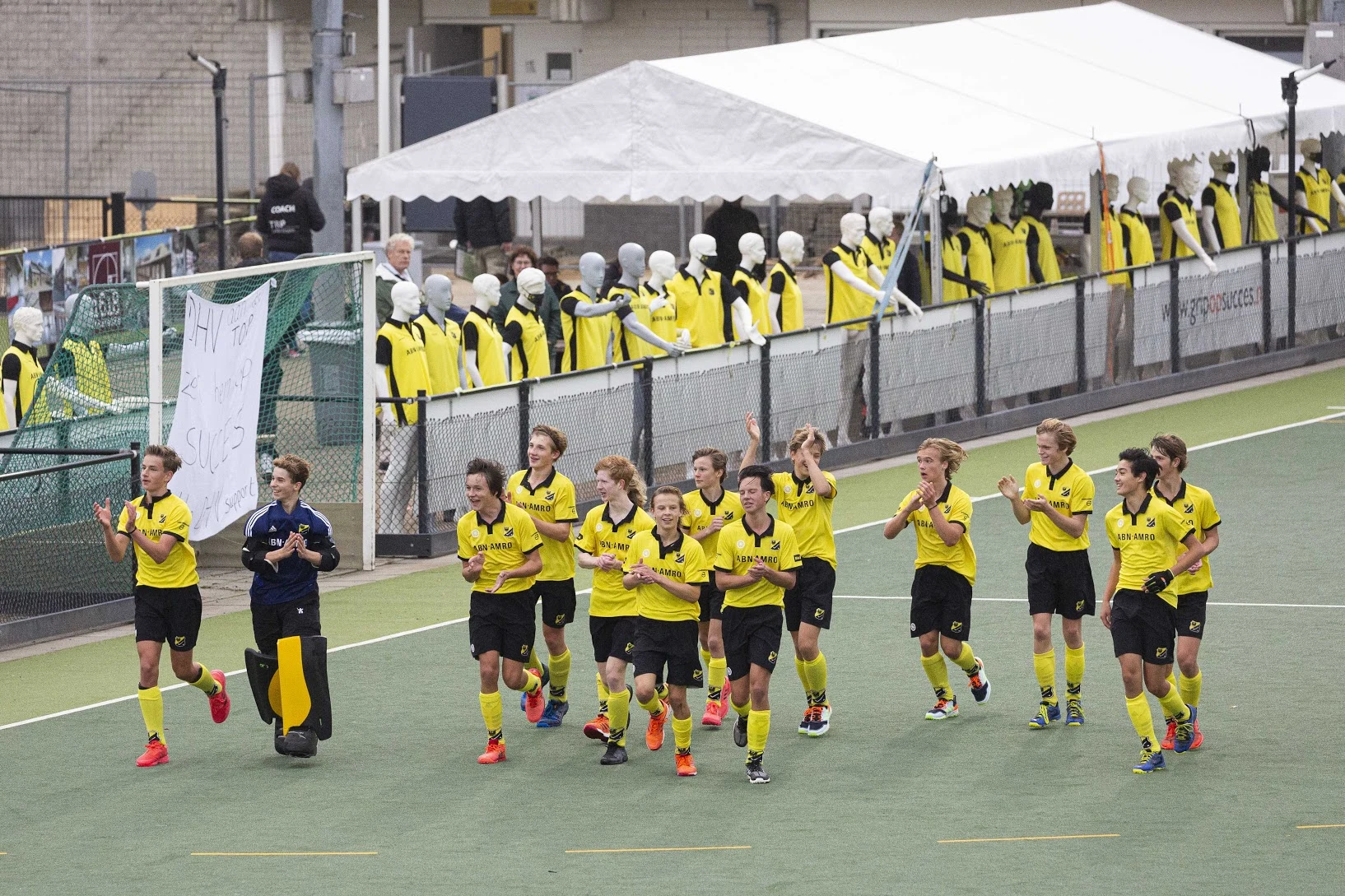 Vijftig 'juichende' paspoppen langs de lijn bij hockeyjeugd uit Deventer