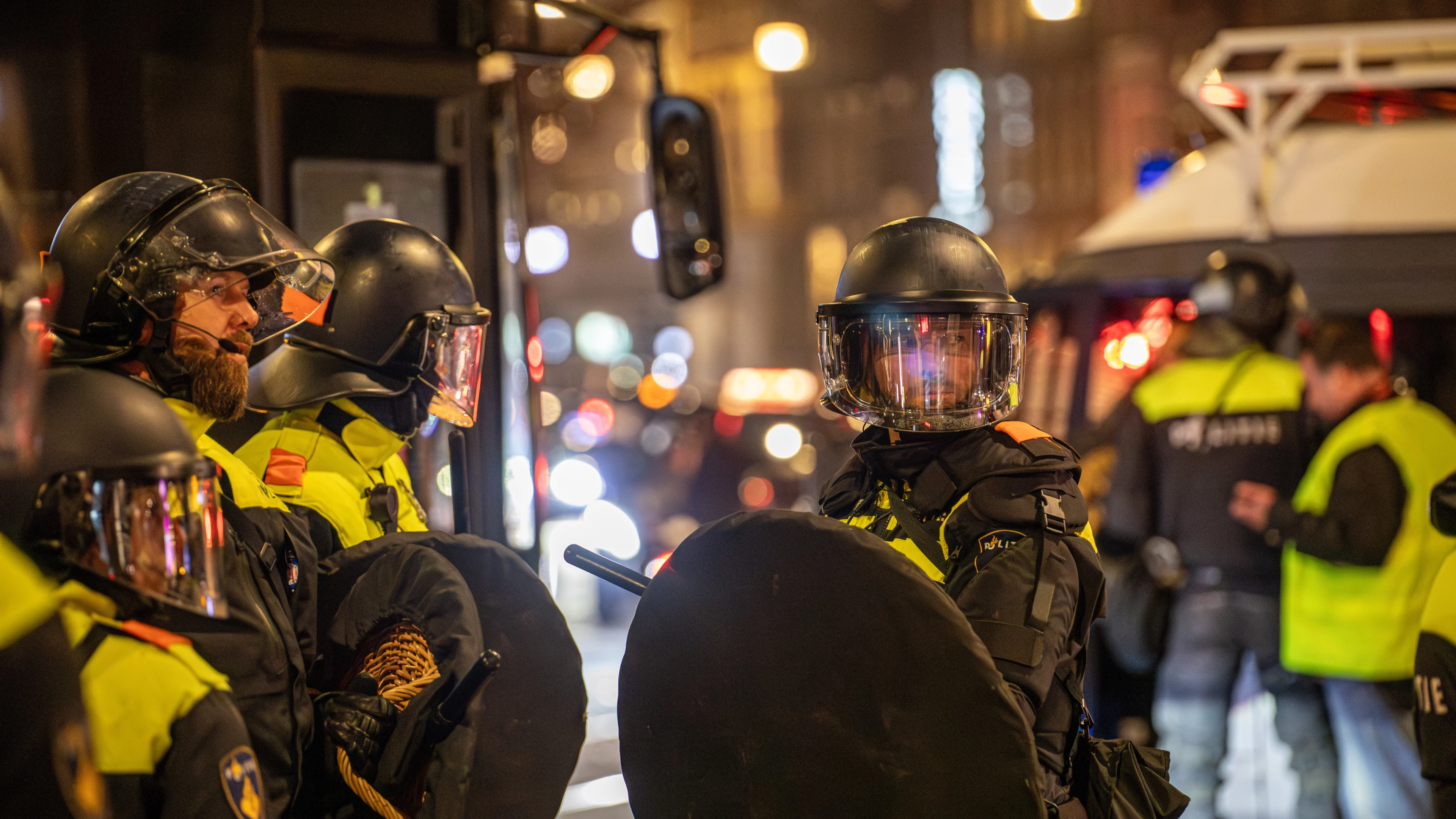 Politievakbond waarschuwt: ME kan relschoppers niet meer aan zonder extra wapens