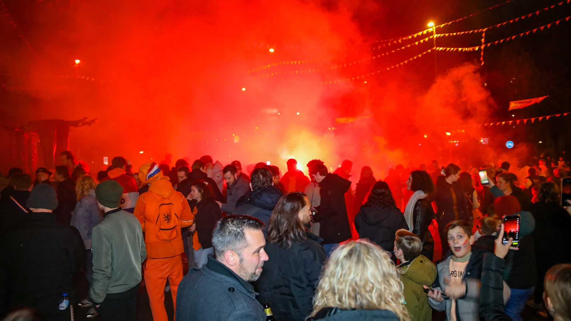 Honderden Nederlanders vieren groot feest op Oranjerotonde na winst op Qatar