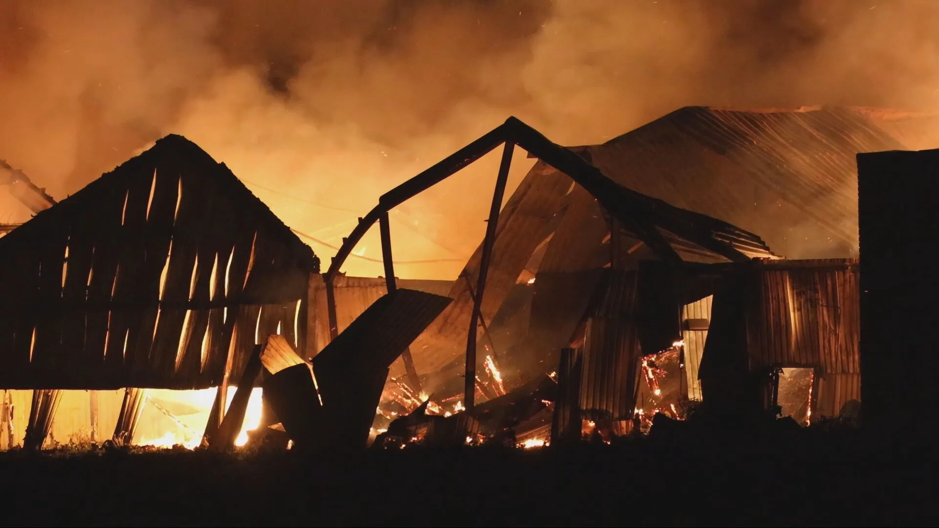 Grote brand in meerdere loodsen Friese Ternaard