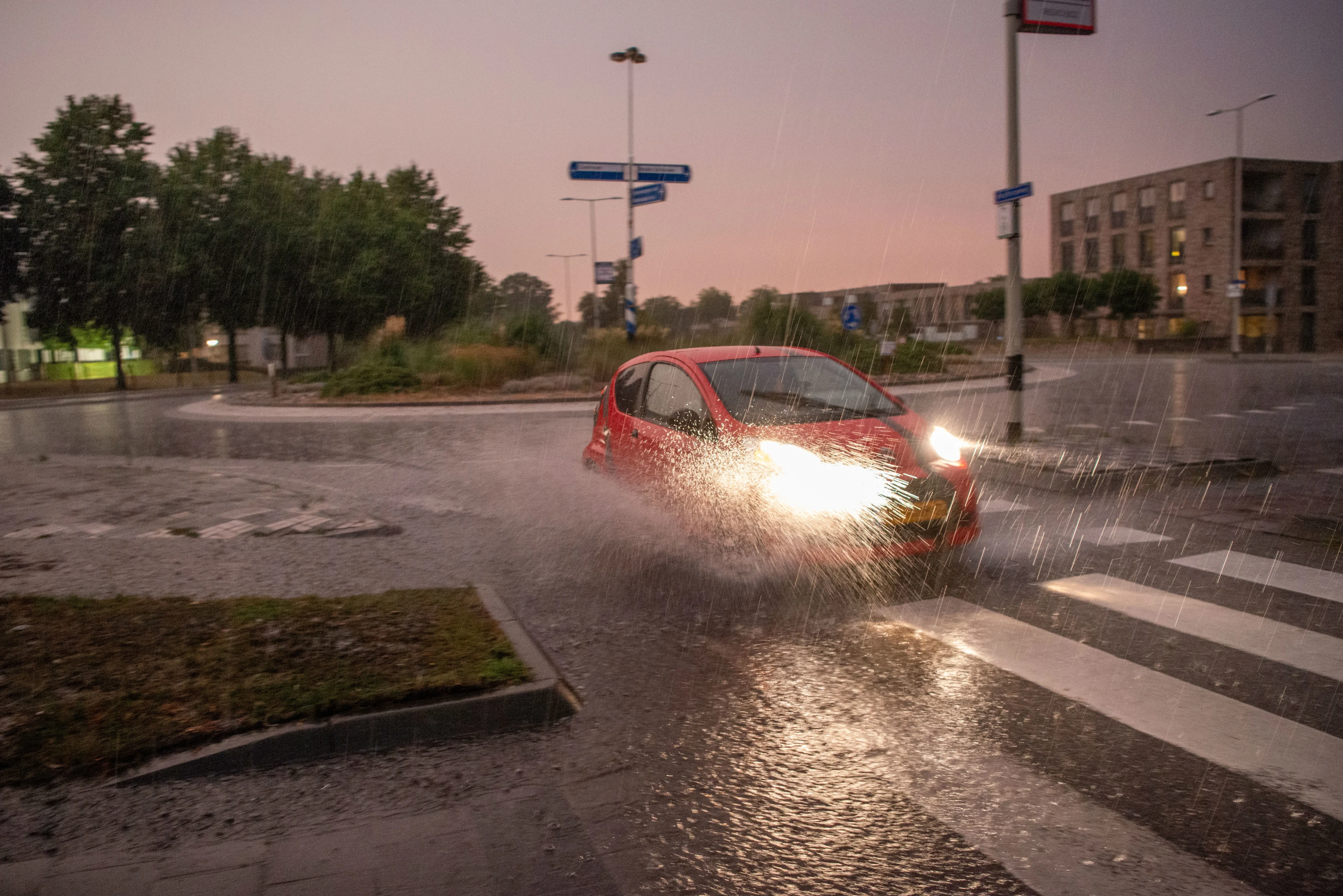 Flinke onweersbuien, neerslag en windstoten in Limburg