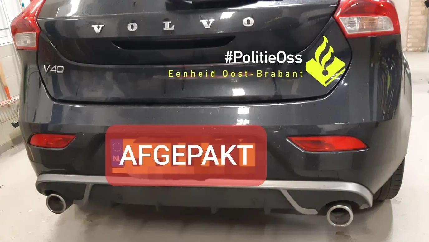 Volvo V40 vlamt 103 kilometer te hard over de snelweg bij Rosmalen