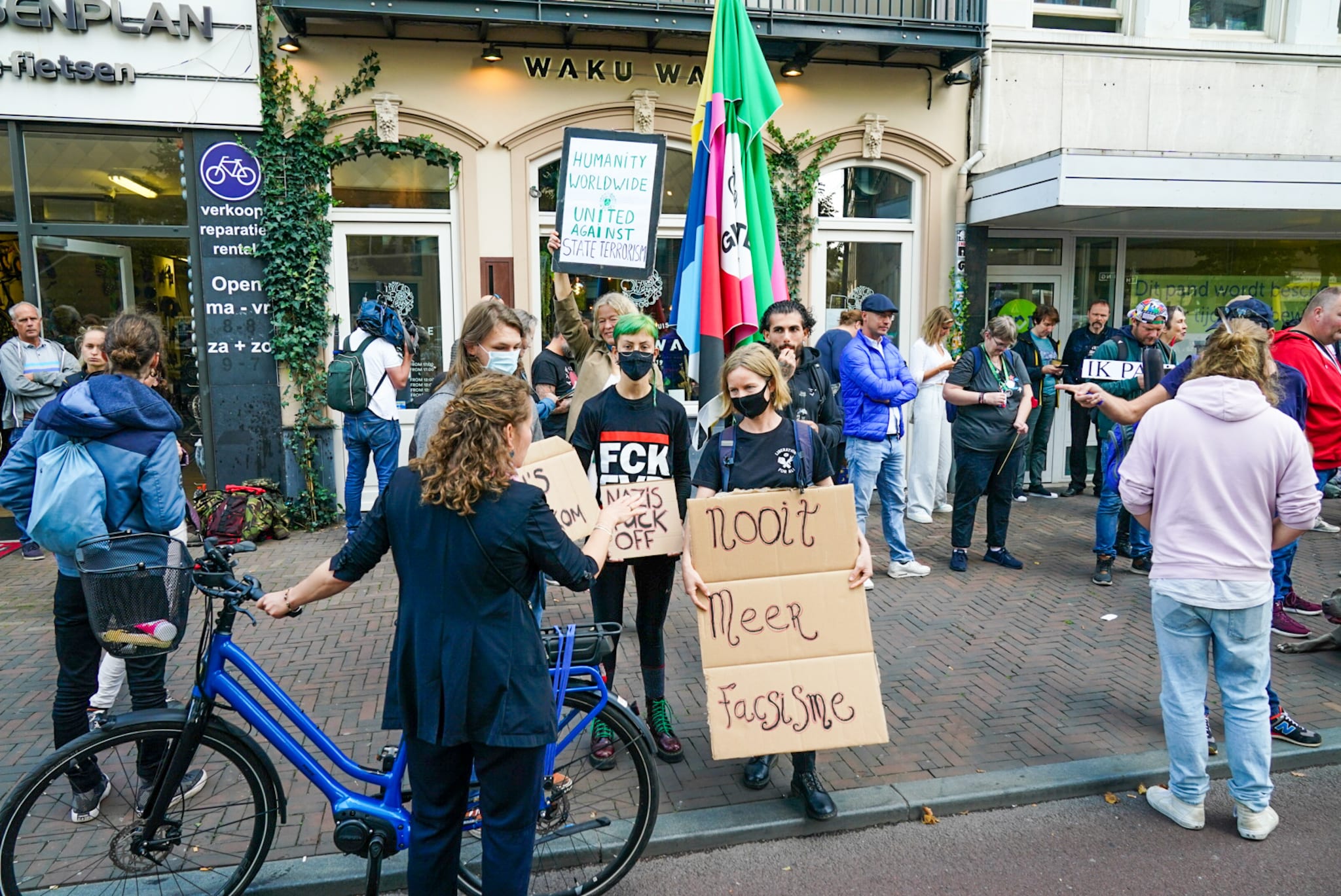 Gemeente sluit Utrechts restaurant Waku Waku, tientallen demonstranten voor de deur