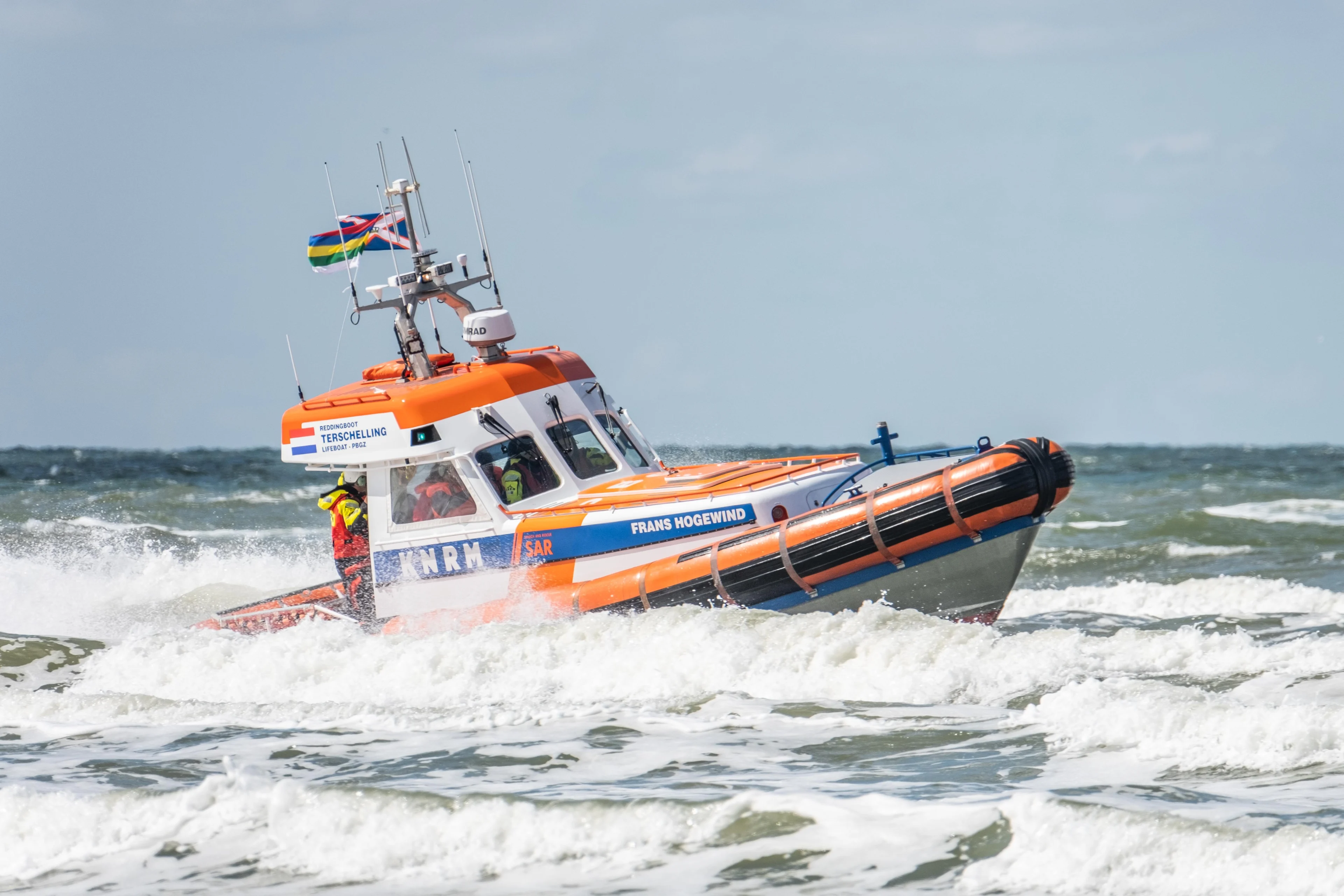 Opvarenden gered van lekkende driemaster bij Vlieland