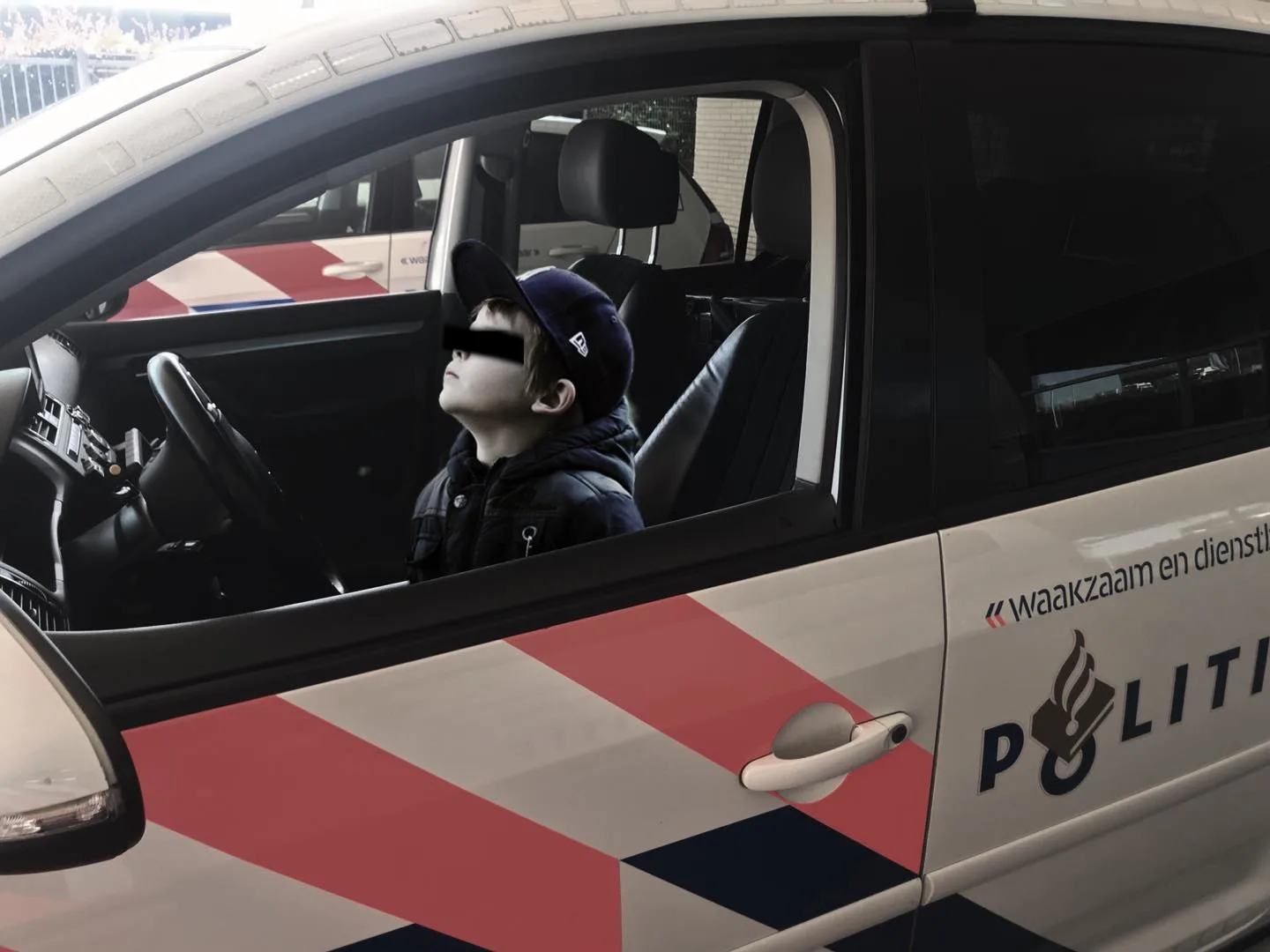 Jochie (11) rijdt in sportauto over dijk in Numansdorp, politie schrikt zich rot