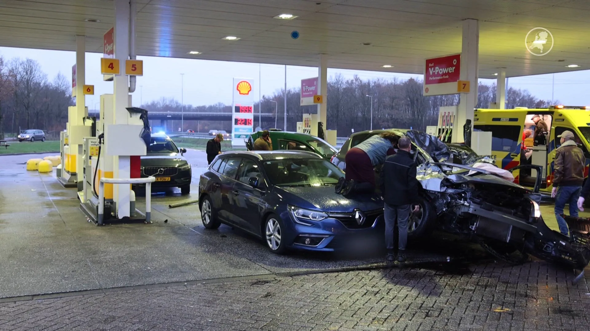Heftig ongeluk als auto in volle vaart tankstation inrijdt