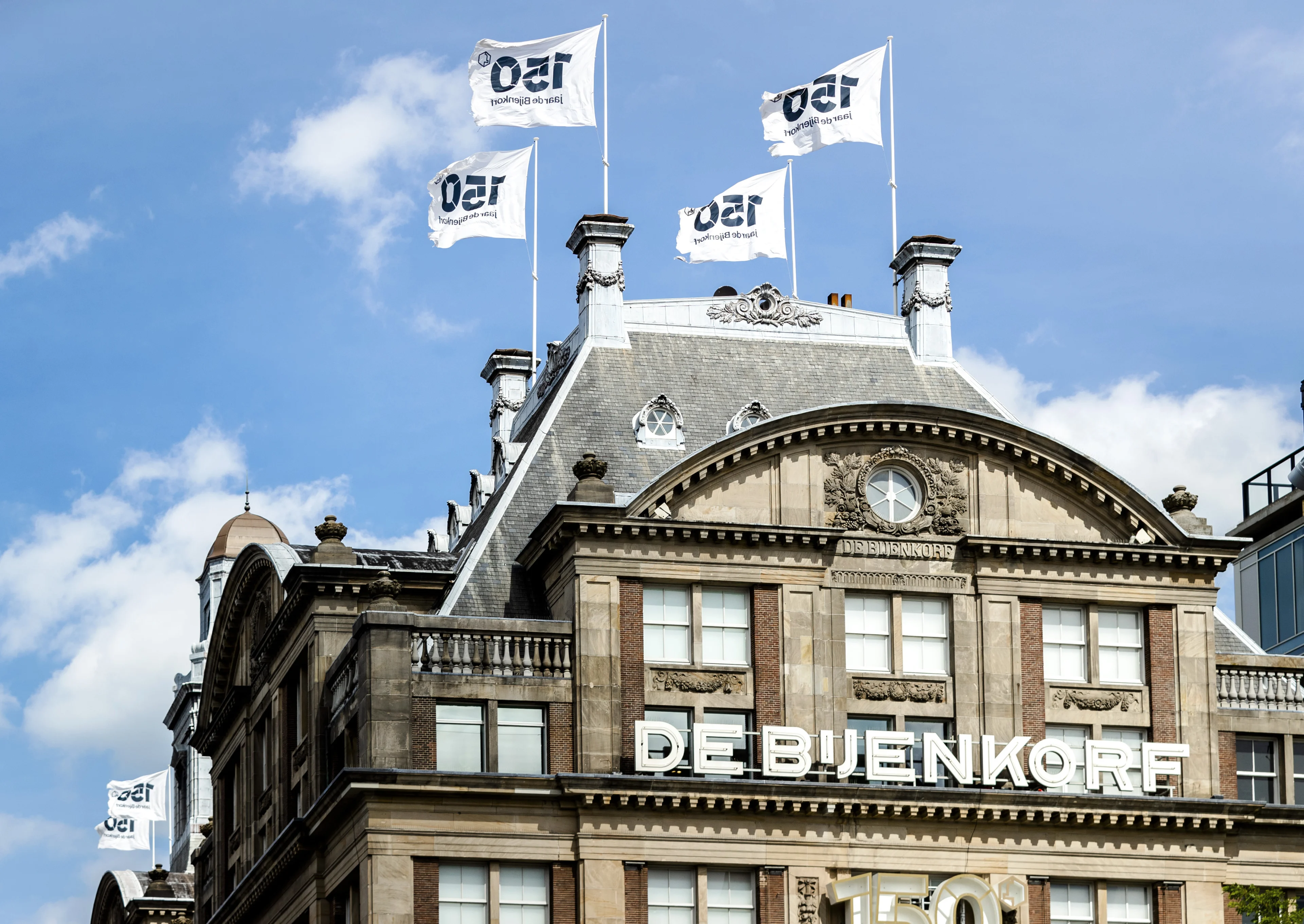 De Bijenkorf in Amsterdam gaat zaterdag weer open na besmette medewerkers