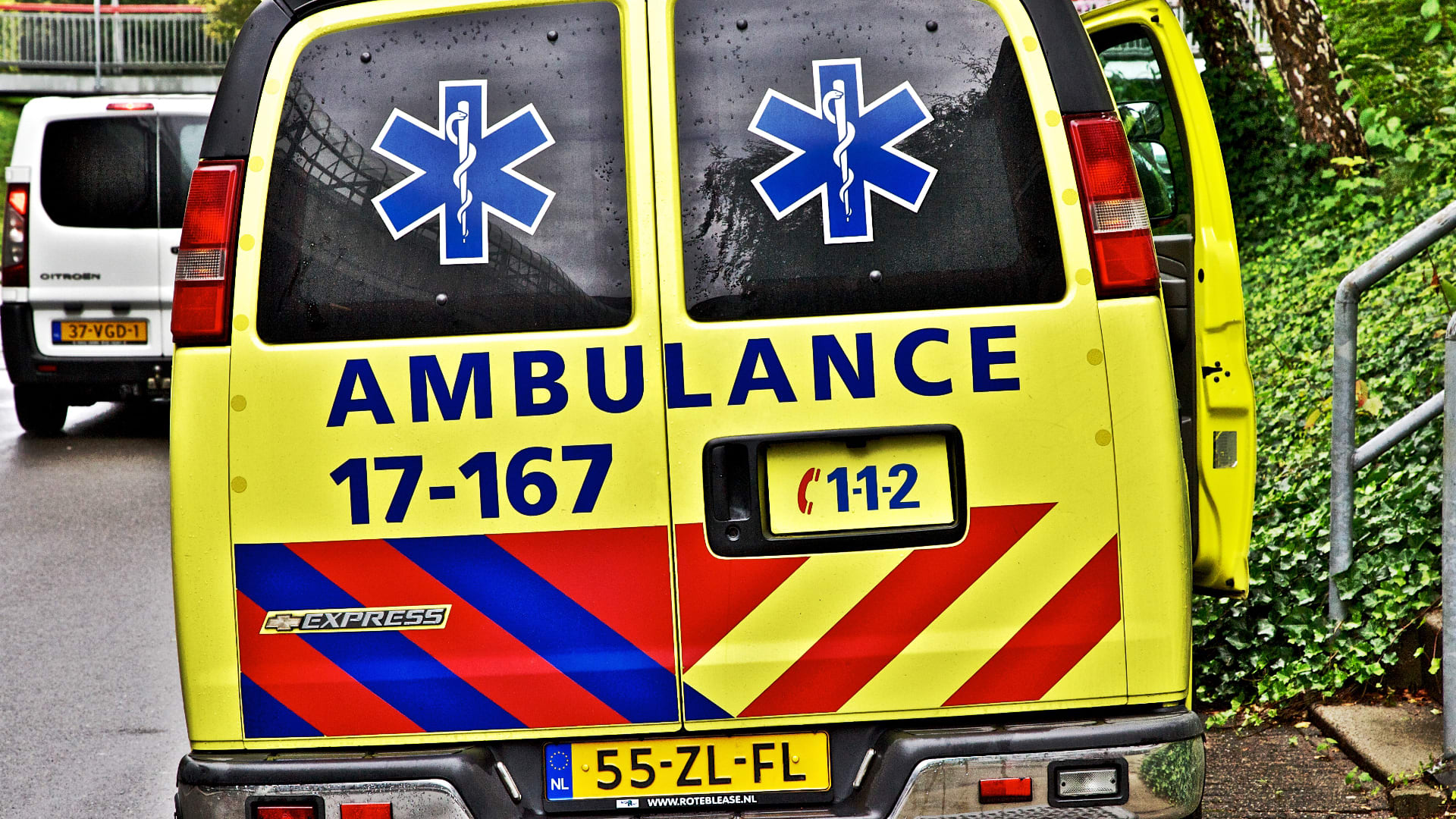 Alkmaarder (47) gaat verhaal halen over mishandeling zoon, wordt daarop door groep jongeren met stokken mishandeld