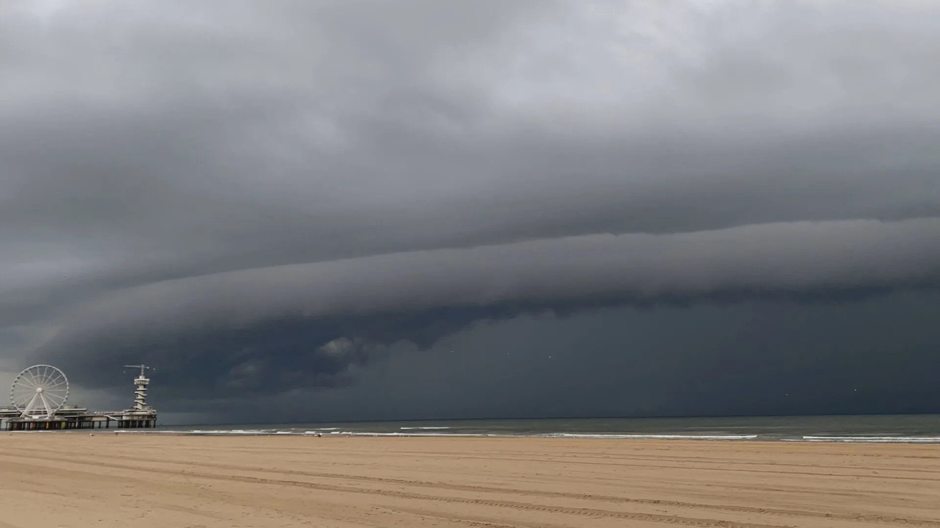 Onheilspellende plankwolk trekt over Scheveningen