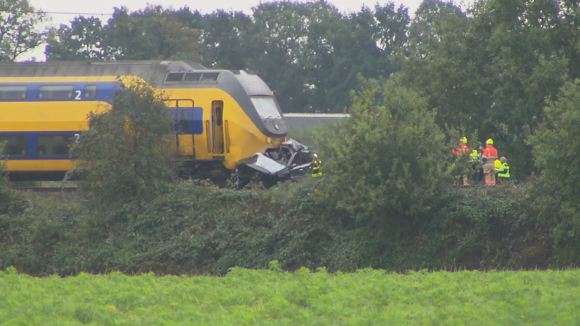 Trein sleurt auto tientallen meters mee na botsing in Wouw: bestuurder komt om