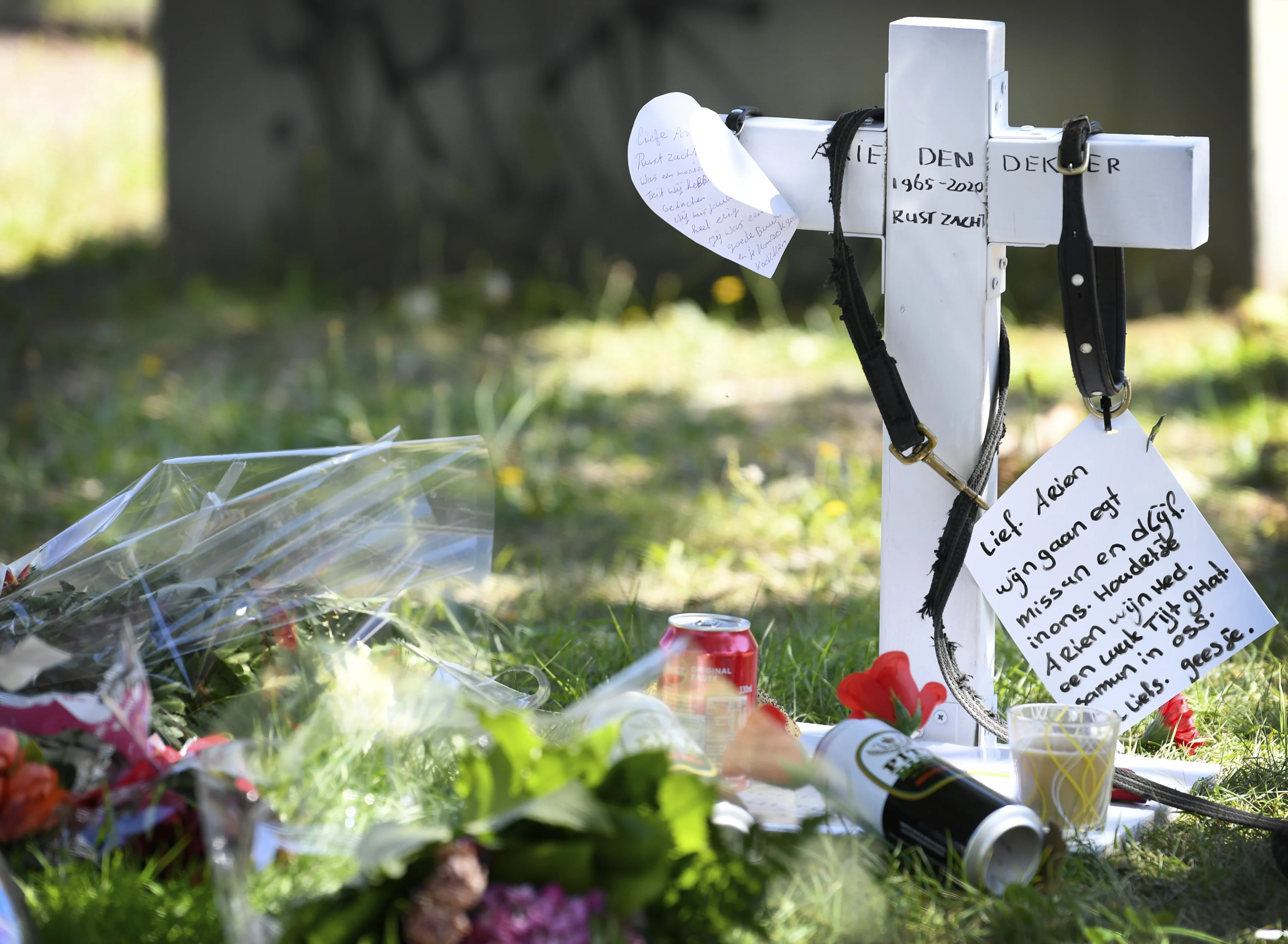 Nabestaanden Arie den Dekker woedend om rapport, zoon gooit eieren naar gemeentehuis Oss