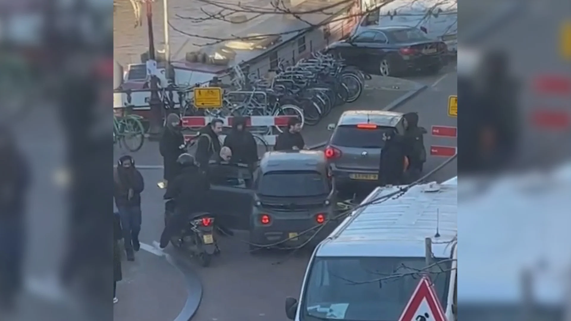 Nieuwe beelden van dollemansrit in Amsterdam: 'Bestuurder duwde fietser op de grond'