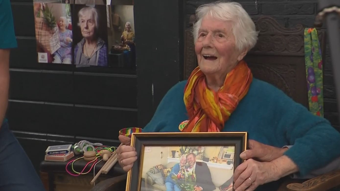 'Koningin van de Jordaan' Fietje wordt 100 en krijgt verrassing van haar leven