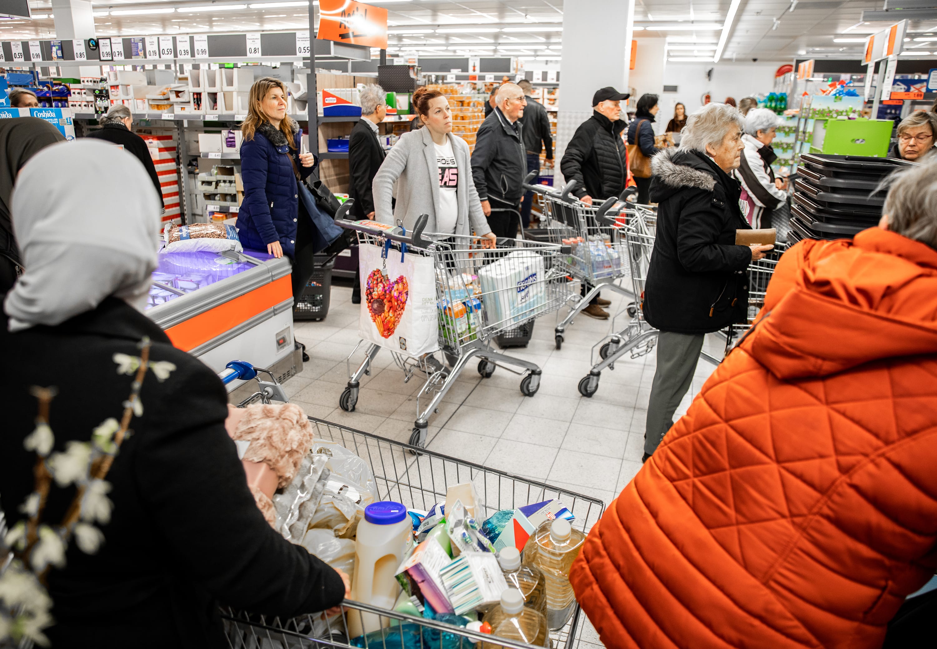 Minister herhaalt: 'Koop niet meer dan nodig en houd rekening met elkaar'