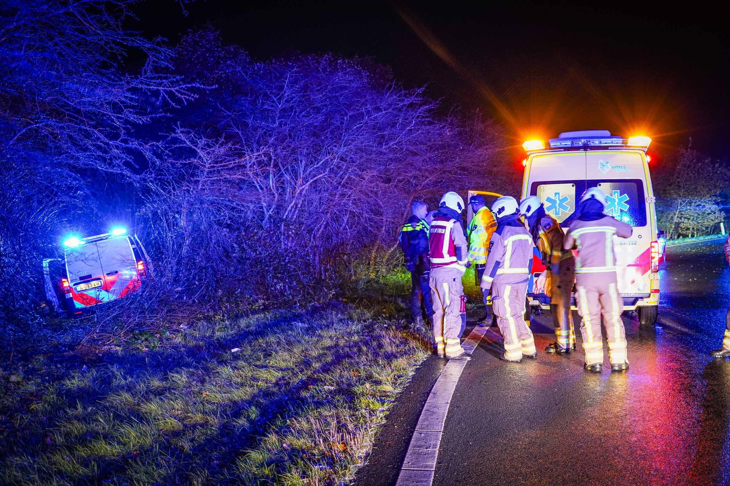 Politiebus met agenten en arrestant raken van A28, twee gewonden naar ziekenhuis