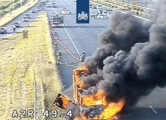 Afrit A2 bij Breukelen tijdelijk afgesloten vanwege felle brand