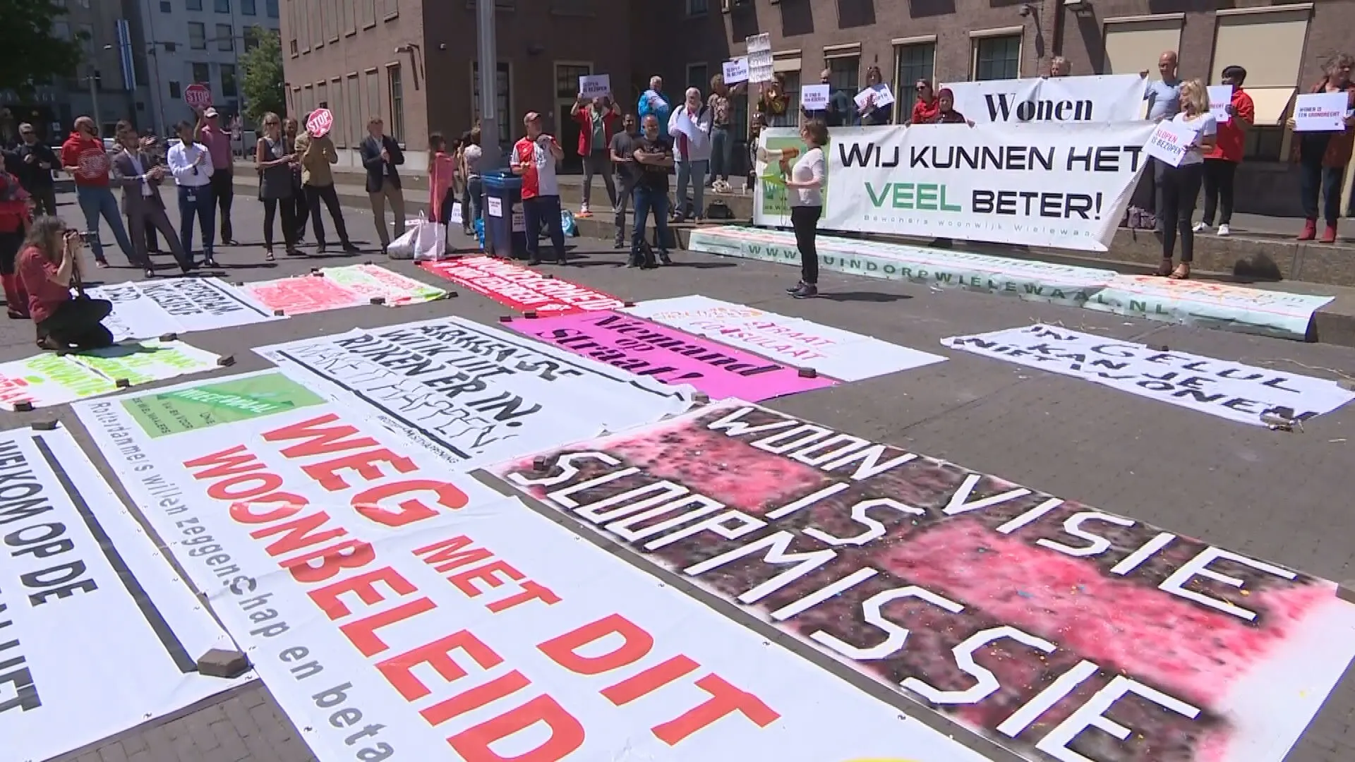 Bewoners van Tweebosbuurt demonstreren in Den Haag: 'Wij laten ons niet wegjagen!'