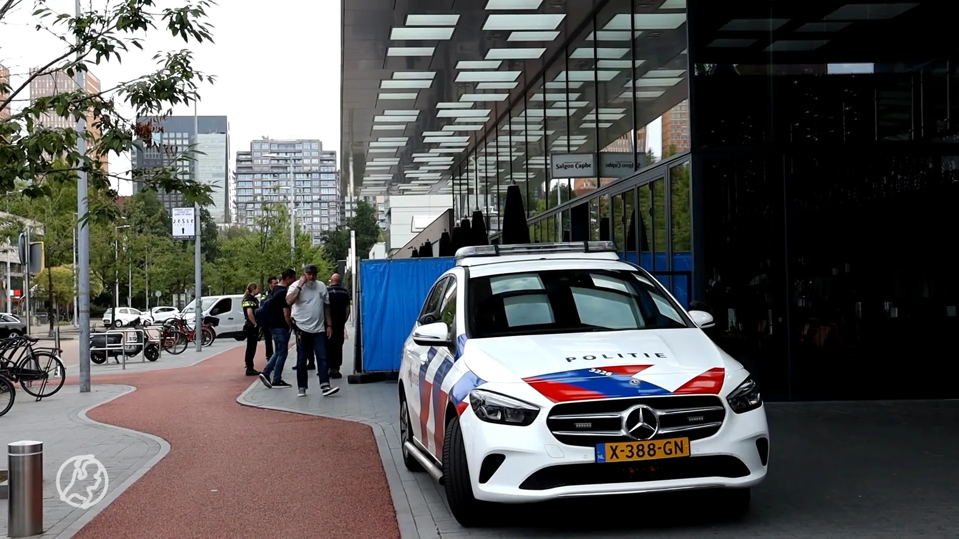 Lichaam gevonden op straat in Amsterdam, politie doet onderzoek