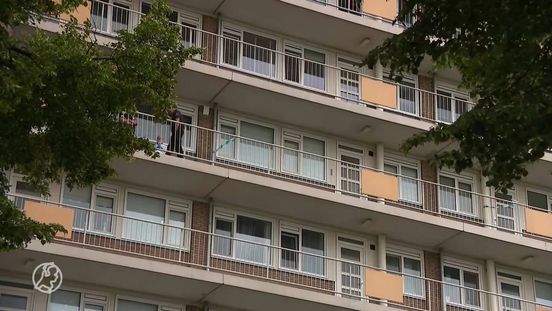 Buurt geschokt door dood vrouw (28): 'Hij heeft de kleine achtergelaten en is er vandoor gegaan'