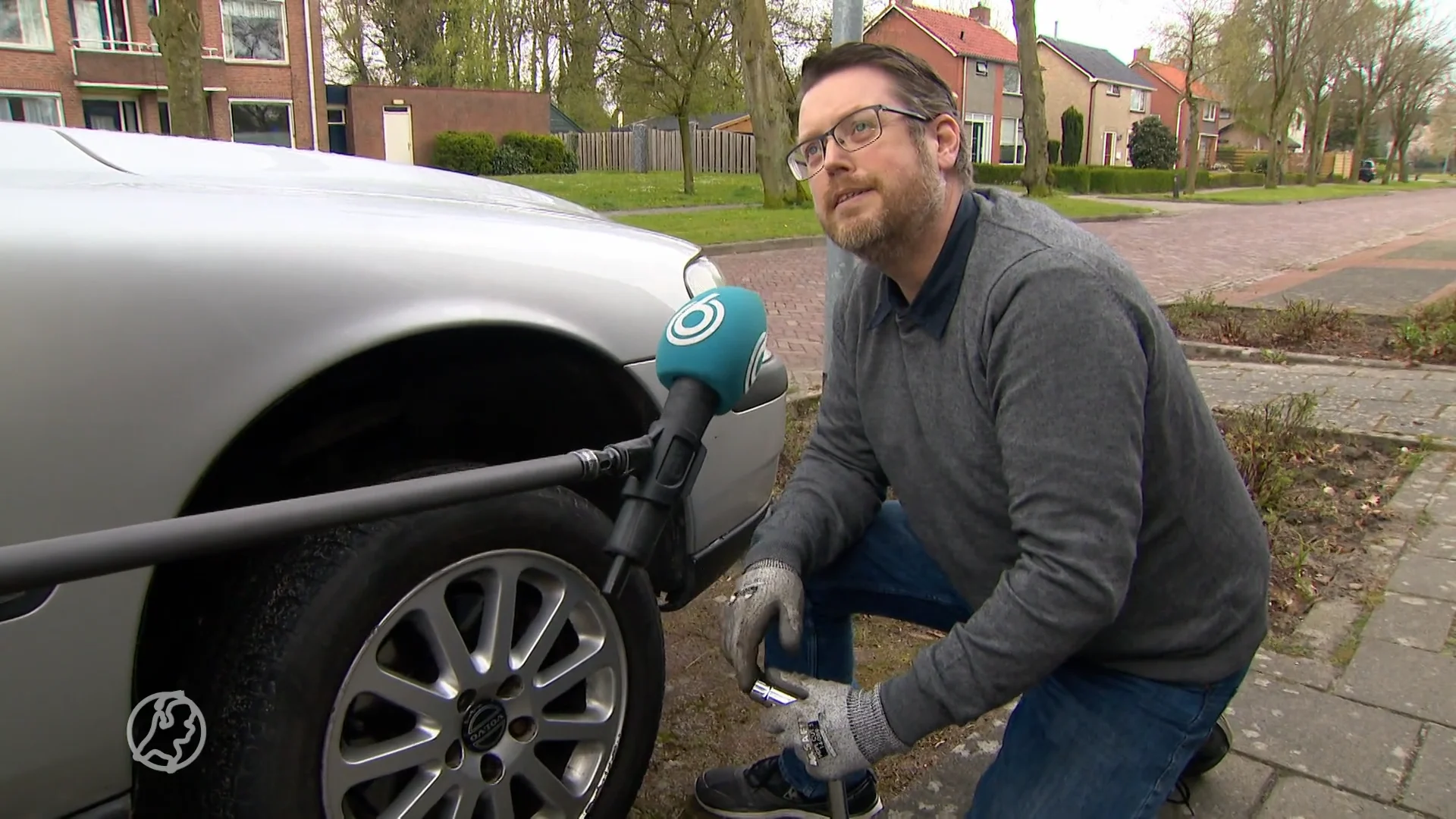 Man boort gaten in meer dan honderd autobanden: 'Dit is klote'