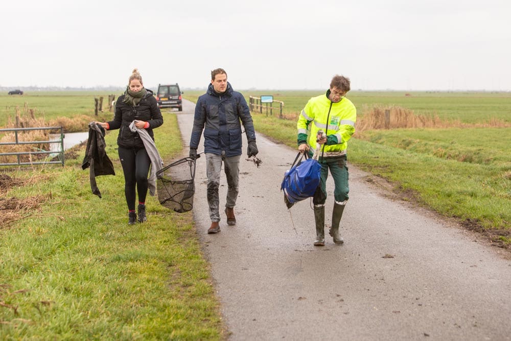 Voorbijgangers en dierenambulance redden zwaan met wildklem in snavel