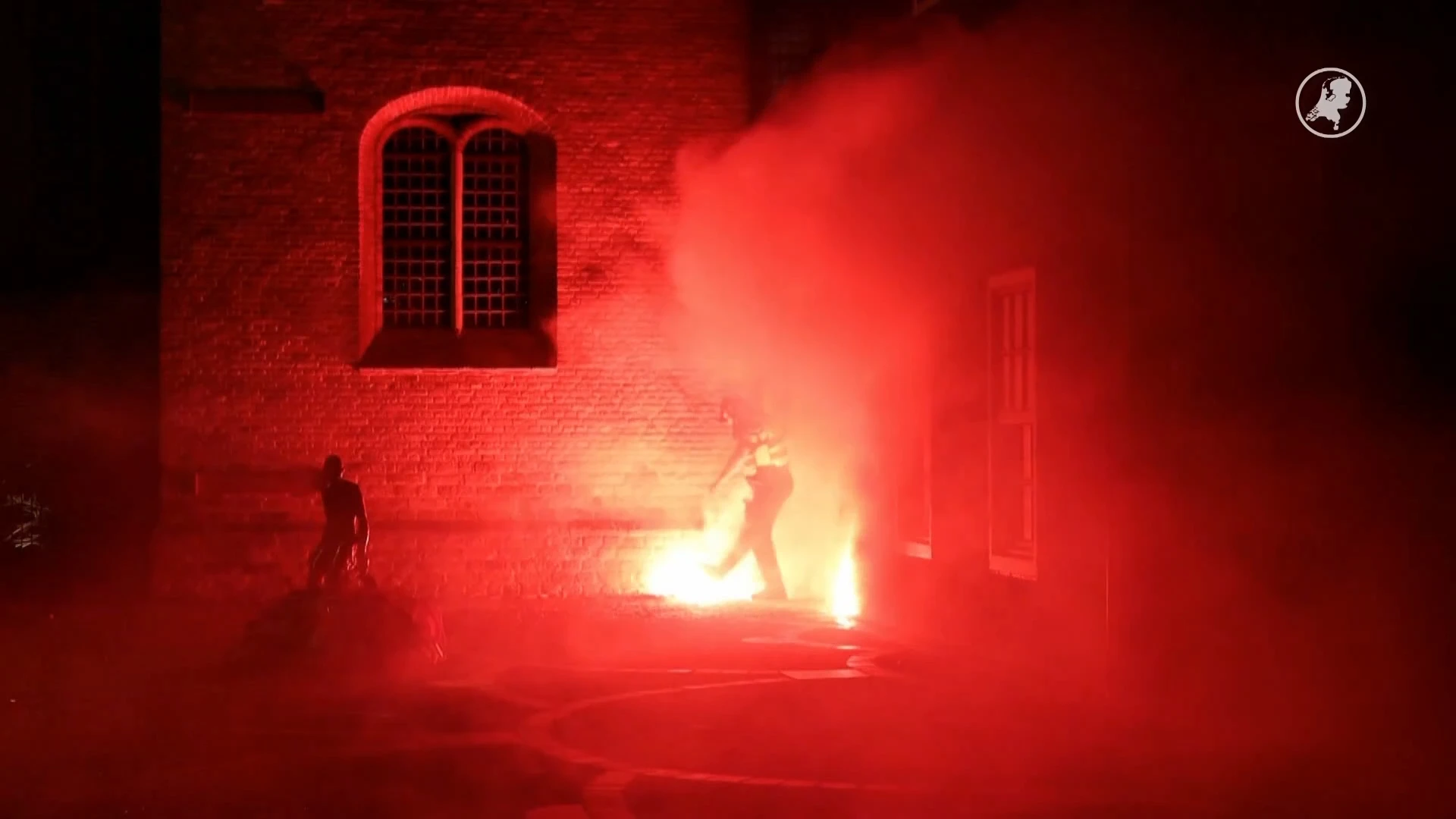 Vuurwerk en eieren gegooid bij azc-protest in Noordwijk, politie grijpt in