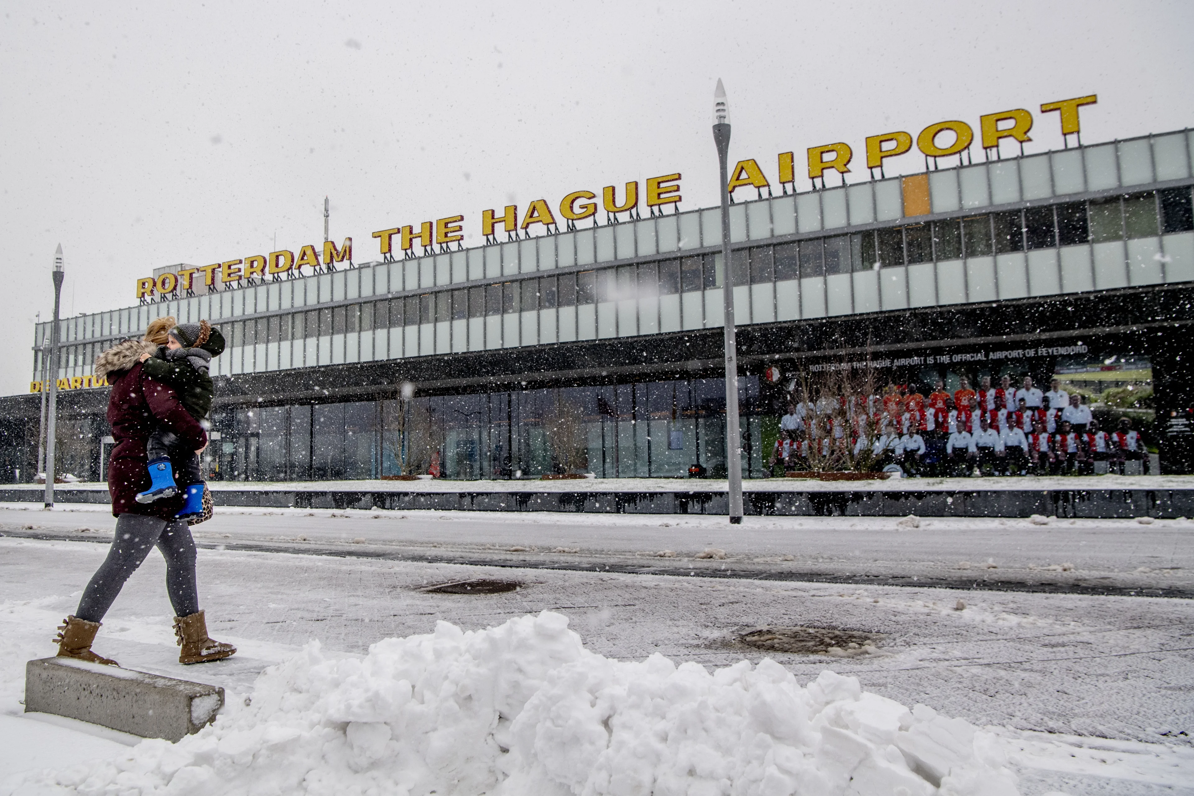Vluchten vertraagd door sneeuwval, geen problemen op Schiphol
