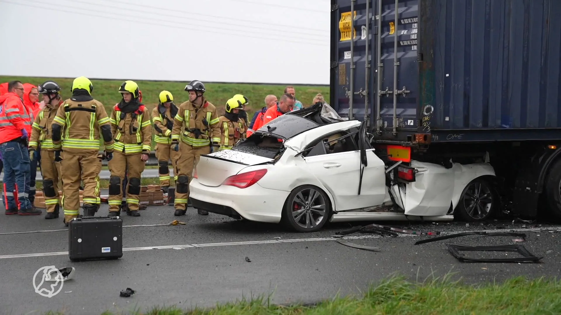 Automobilist overleden na botsing met vrachtwagen op A29 bij Numansdorp