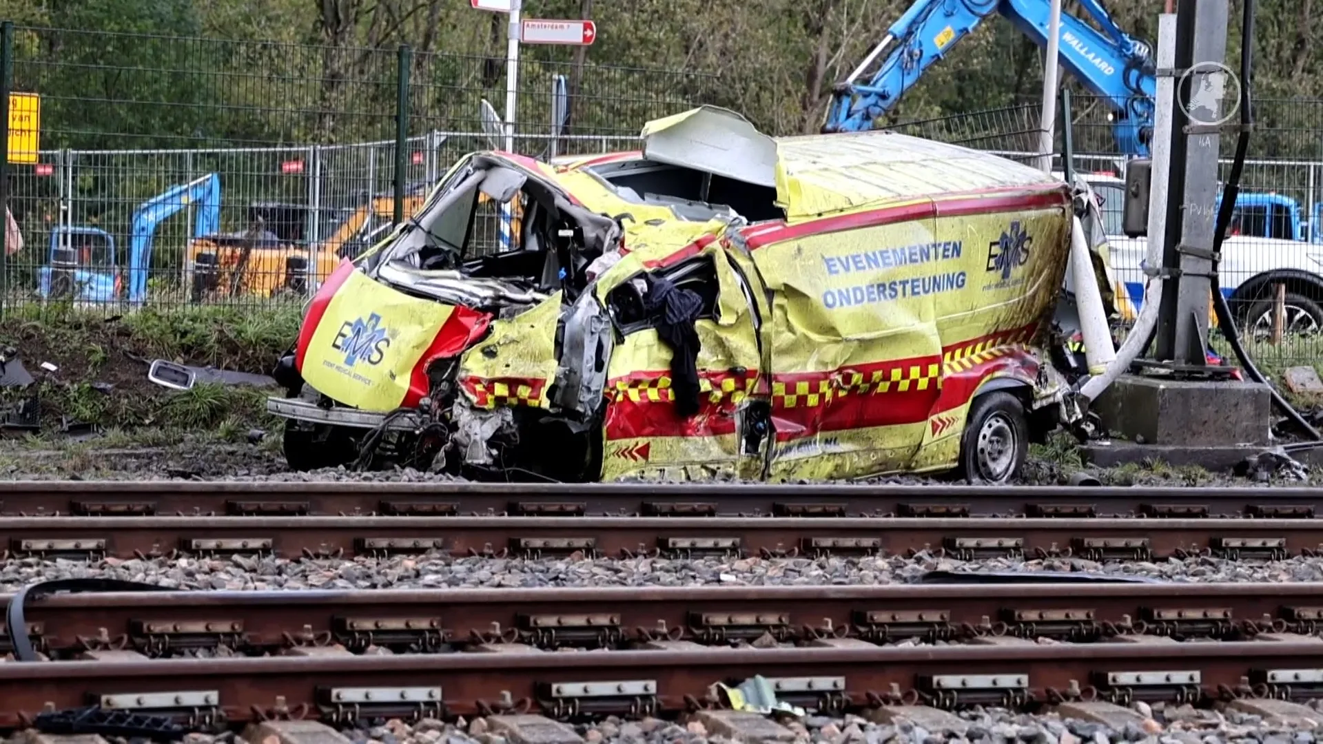 Grote schade na botsing busje met trein in Halfweg