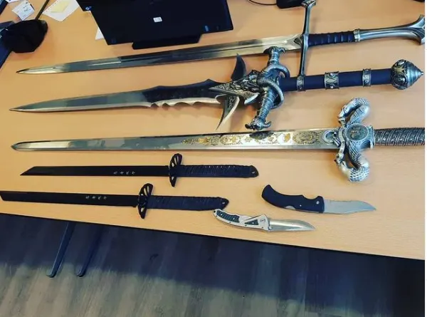 Verwarde man rijdt rond met auto vol zwaarden