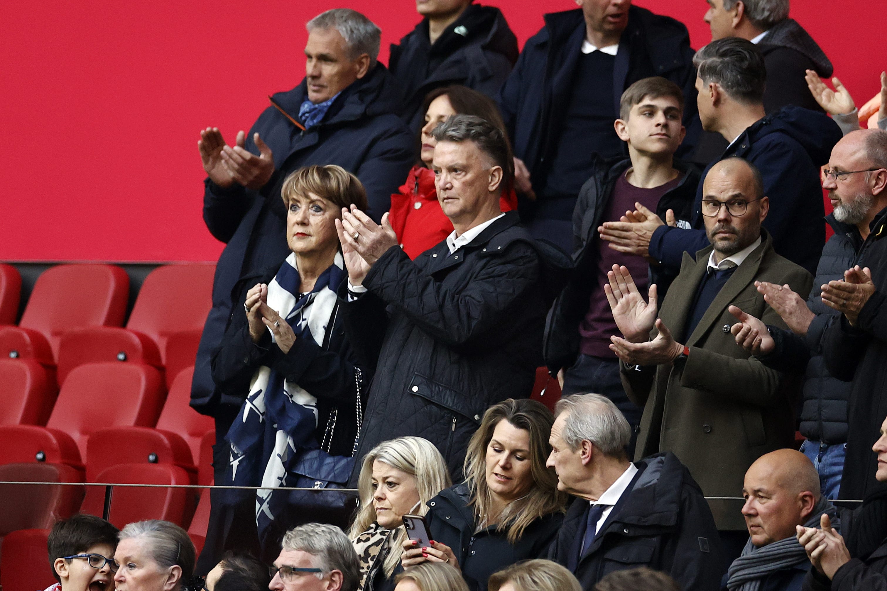 Ajax en Sparta steunen in ArenA aanwezige Van Gaal: 'Sterkte Louis'