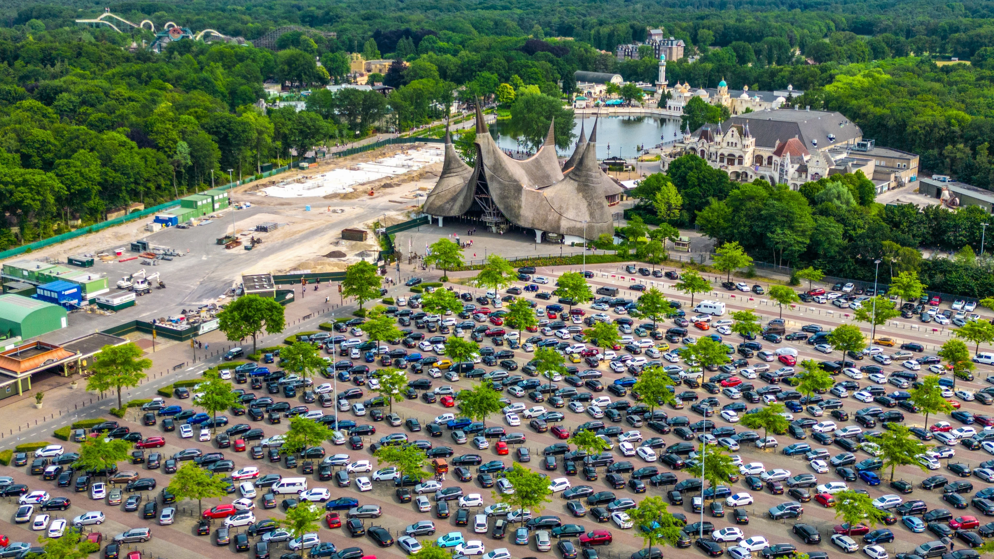 Opnieuw hond gered uit snikhete camper op parkeerplaats Efteling