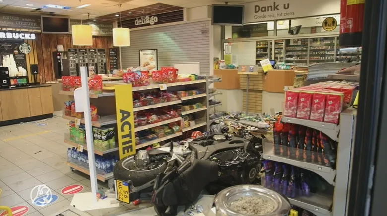 Motorrijder die tankshop binnenreed overleden