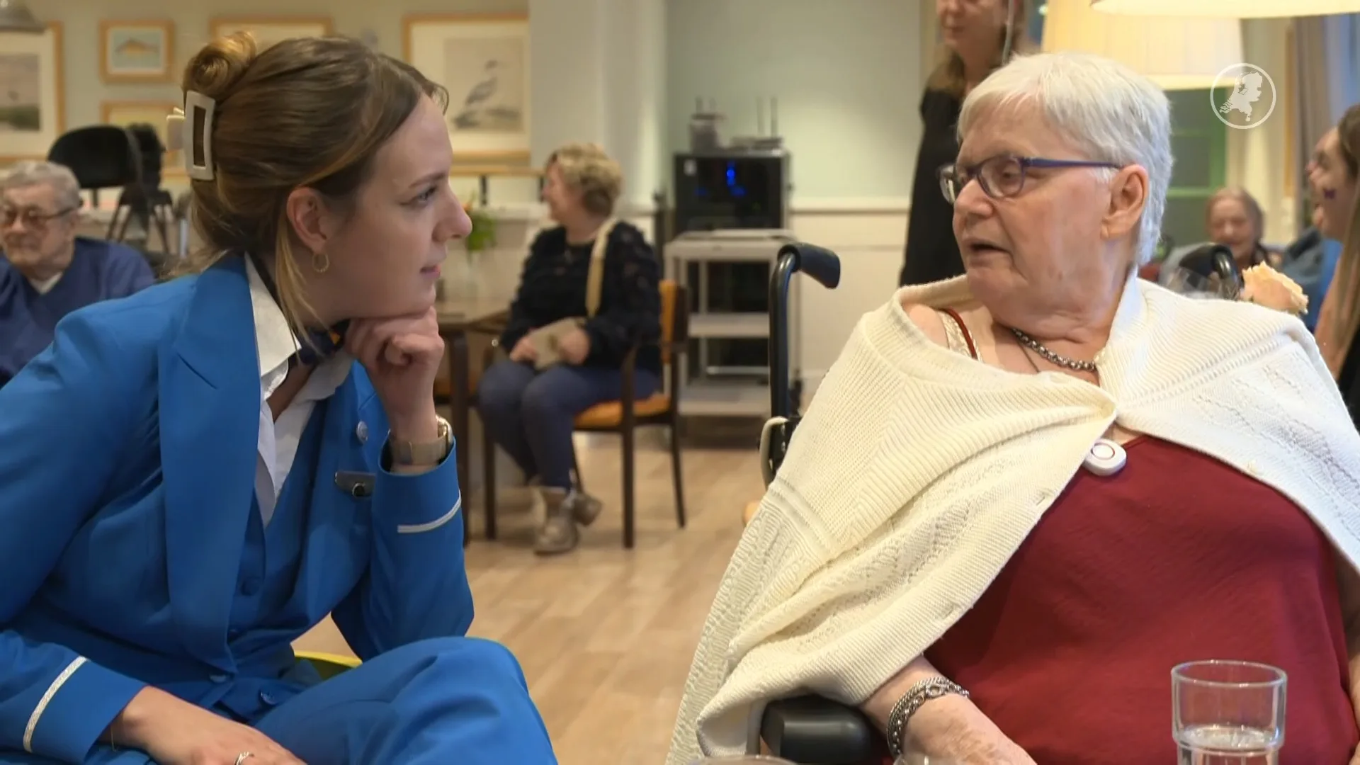 Geen 'beef or chicken' maar bingo en een bakkie: stewardessen helpen in verzorgingshuizen