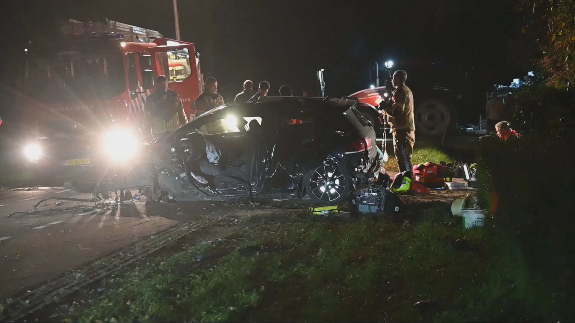 Auto crasht tegen bomen in Rijsbergen: man (22) overleden, twee gewonden