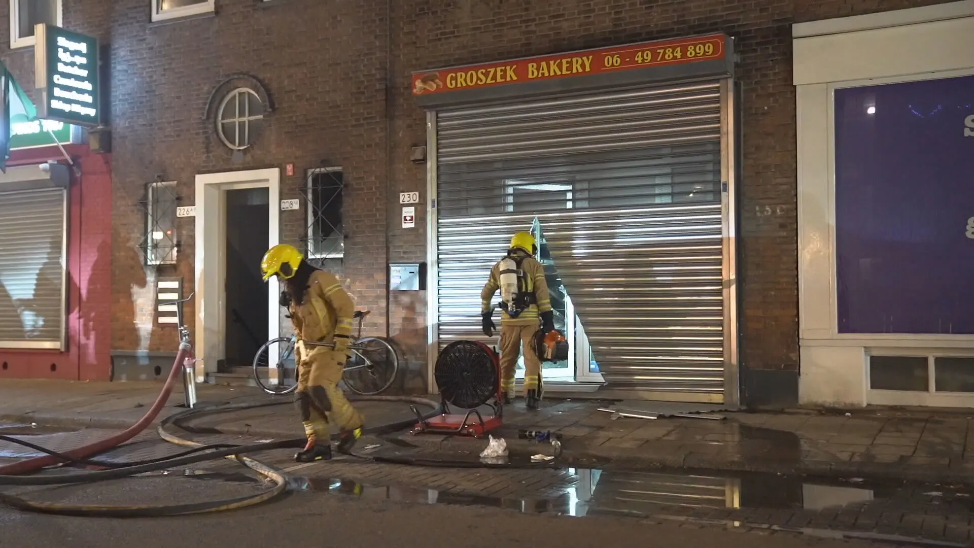 Buurt in Rotterdam opgeschrikt door grote brand in Poolse bakkerij