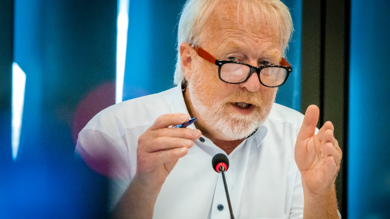 'Nieuwe maatregelen nodig als besmettingen zo hard blijven stijgen'