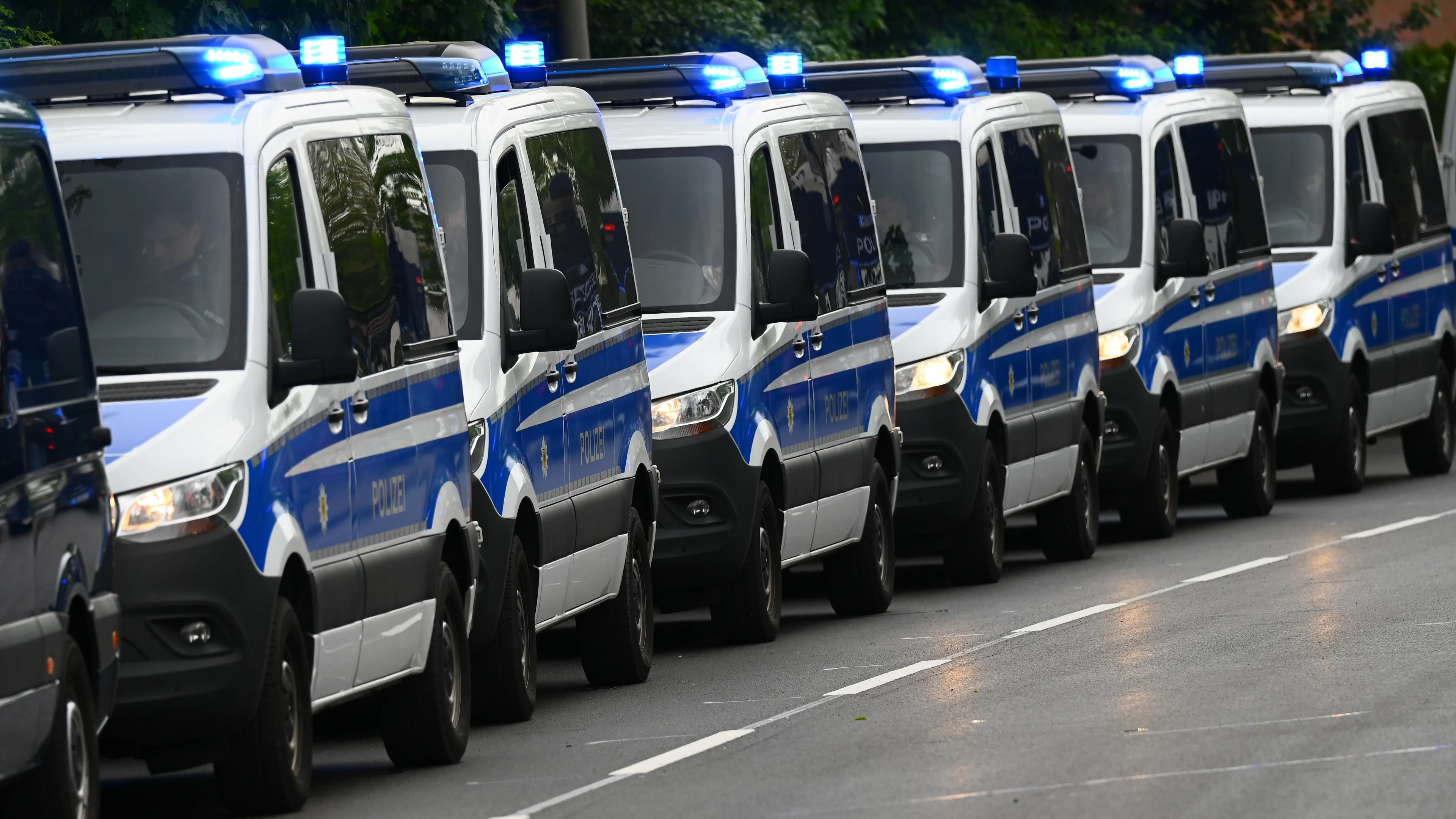 Doden en gewonden bij 'mesaanval' op festival dichtbij Nederlandse grens