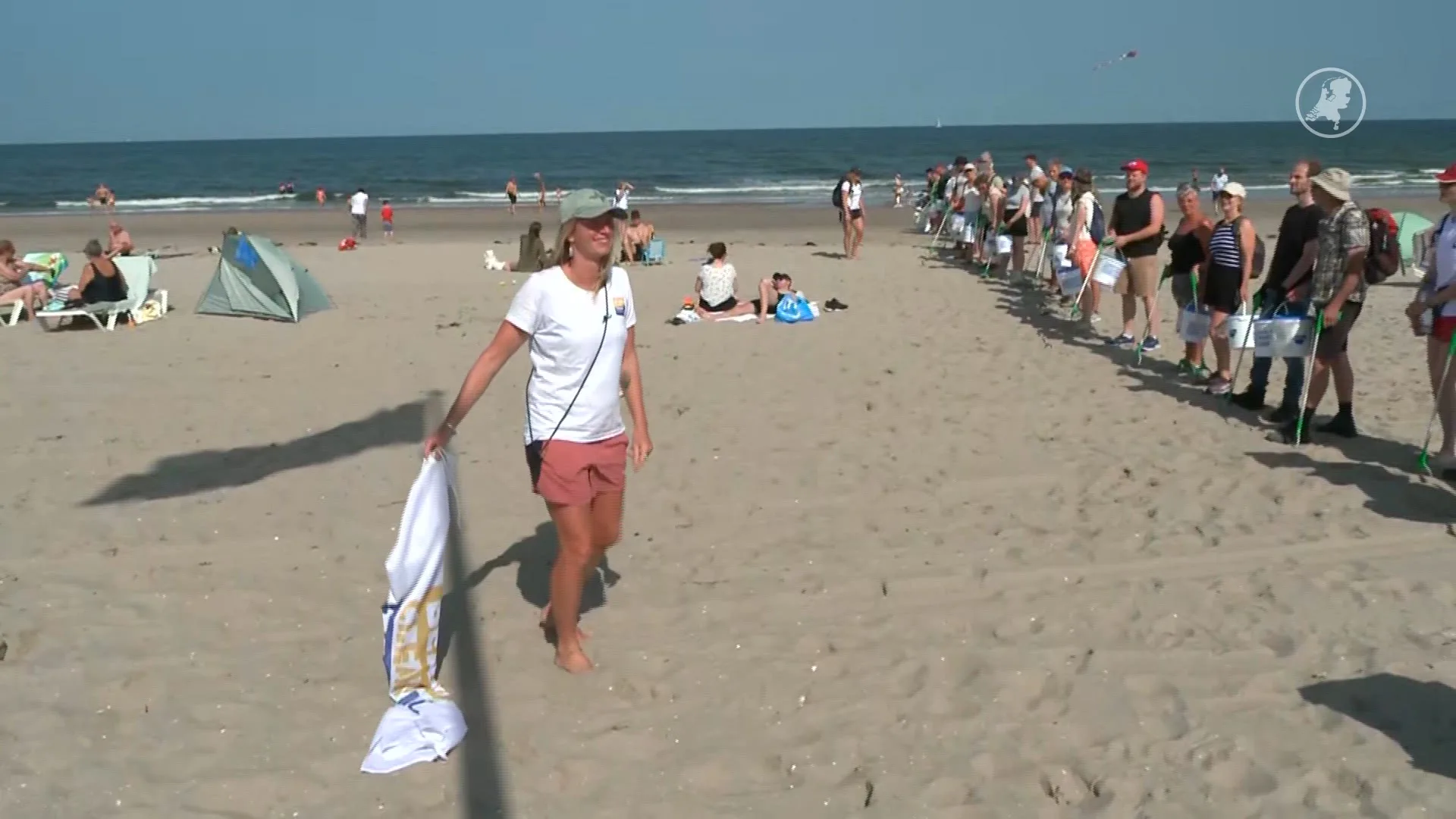 Ondanks lekker strandweer ruimen duizenden vrijwilligers de héle Noordzeekust op