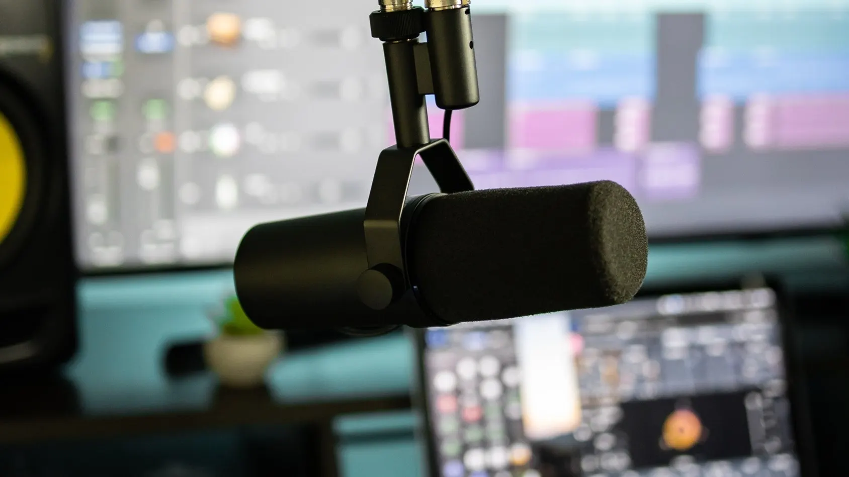 Verslaggever scheldt presentator live uit op de radio, presentator neemt meteen ontslag