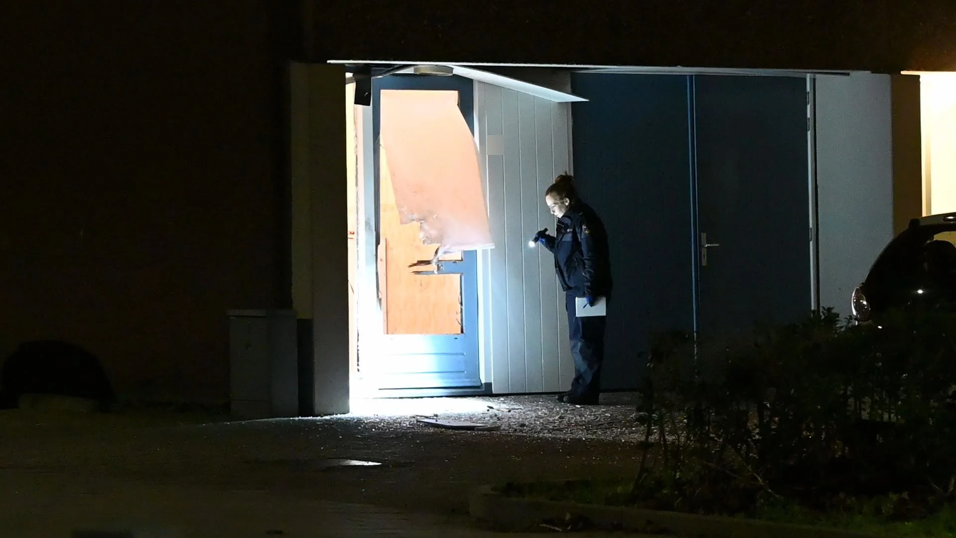 Grote ravage in Den Bosch na explosie bij een woonhuis, politie vindt kogelhulzen op straat